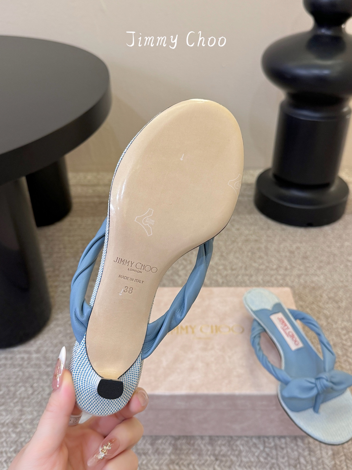 jimmy choo 度假拖鞋 ：适配夏日清爽度假风，红蓝CP妥妥拿捏！夏日懒人穿搭被Jimmy Cho