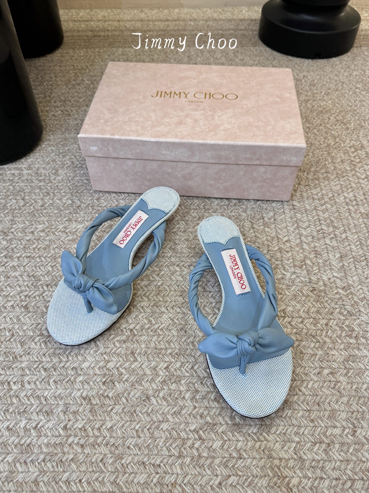 jimmy choo 度假拖鞋 ：适配夏日清爽度假风，红蓝CP妥妥拿捏！夏日懒人穿搭被Jimmy Cho