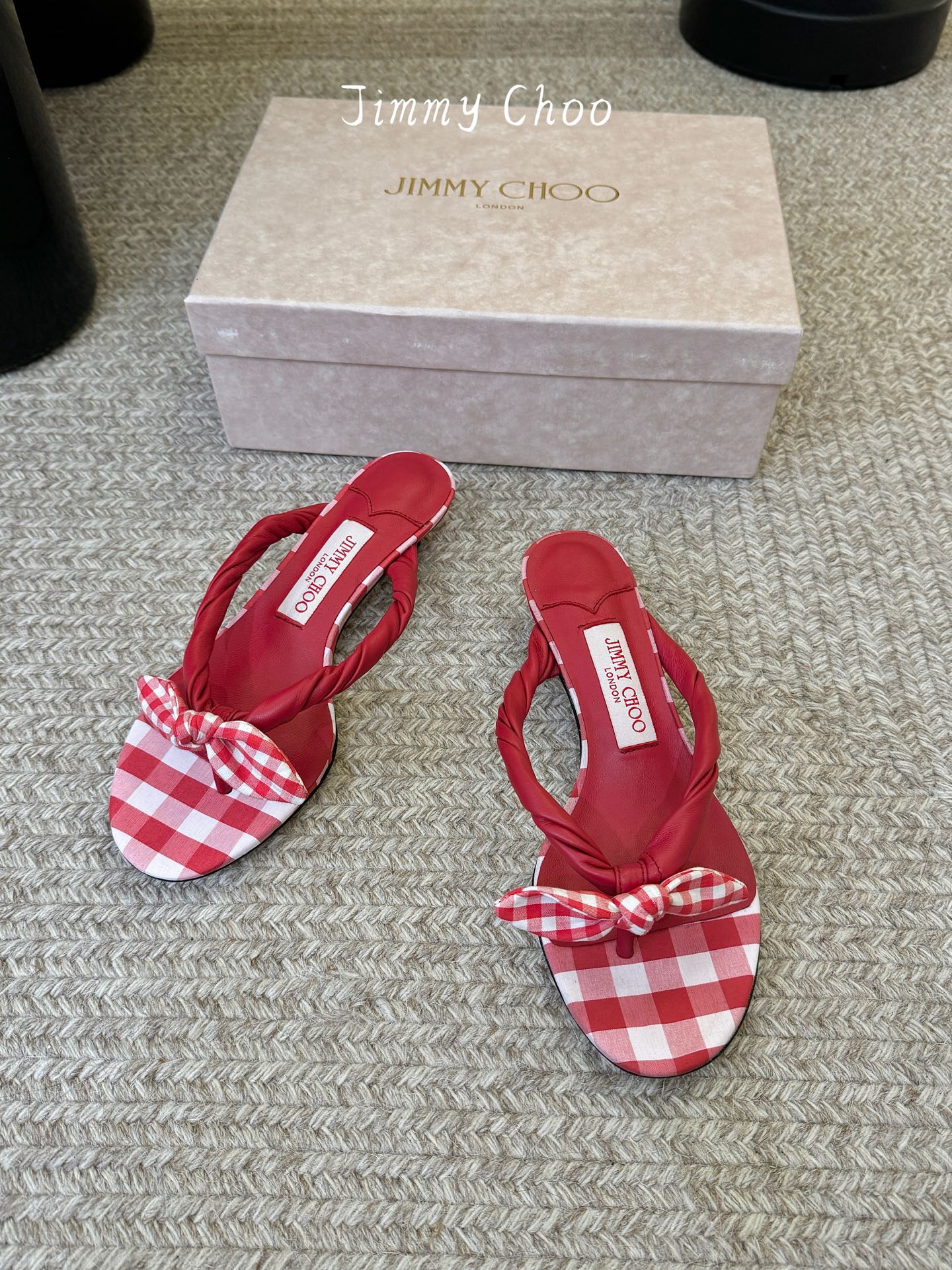 jimmy choo 度假拖鞋 ：适配夏日清爽度假风，红蓝CP妥妥拿捏！夏日懒人穿搭被Jimmy Cho