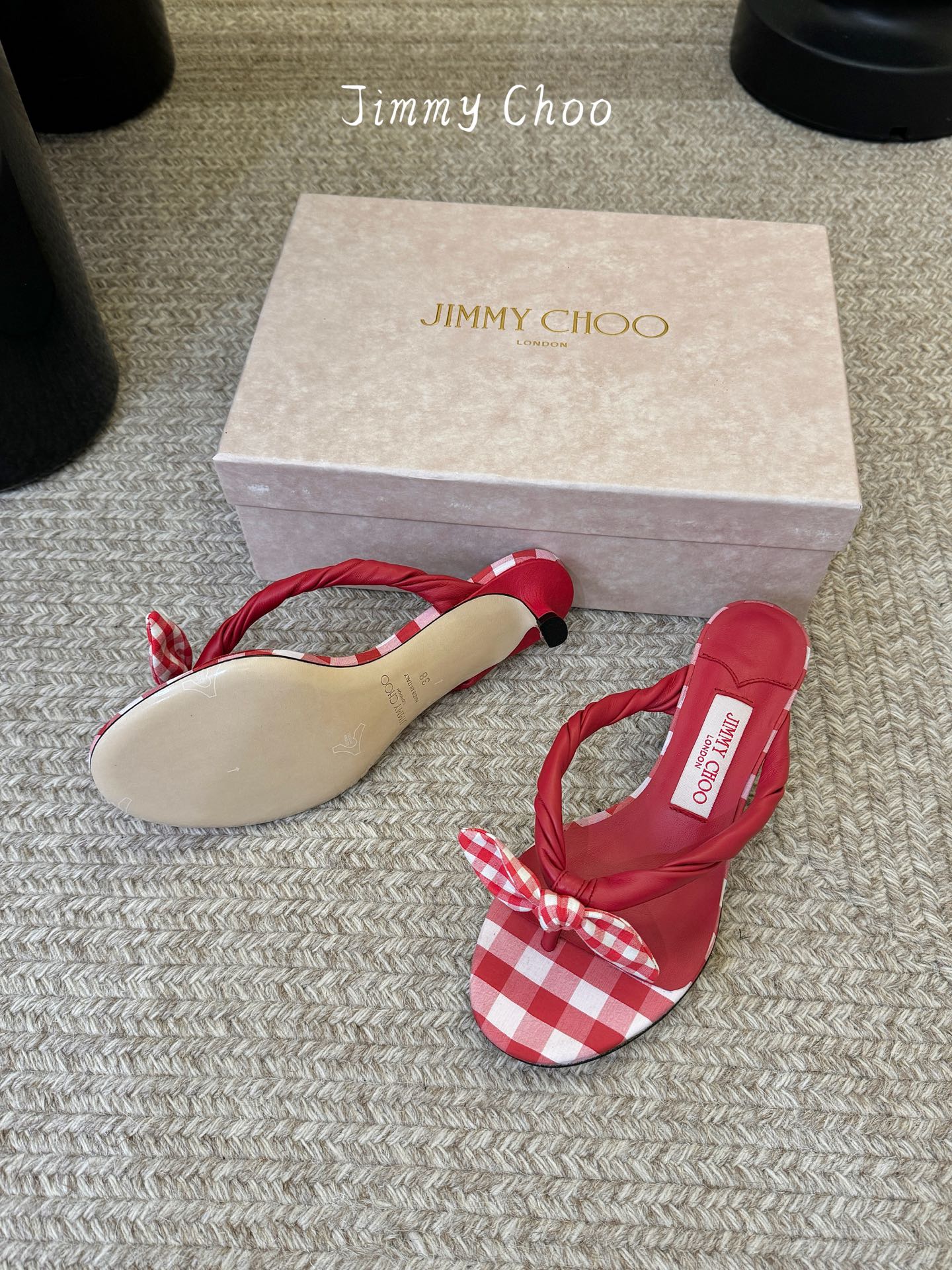 jimmy choo 度假拖鞋 ：适配夏日清爽度假风，红蓝CP妥妥拿捏！夏日懒人穿搭被Jimmy Cho