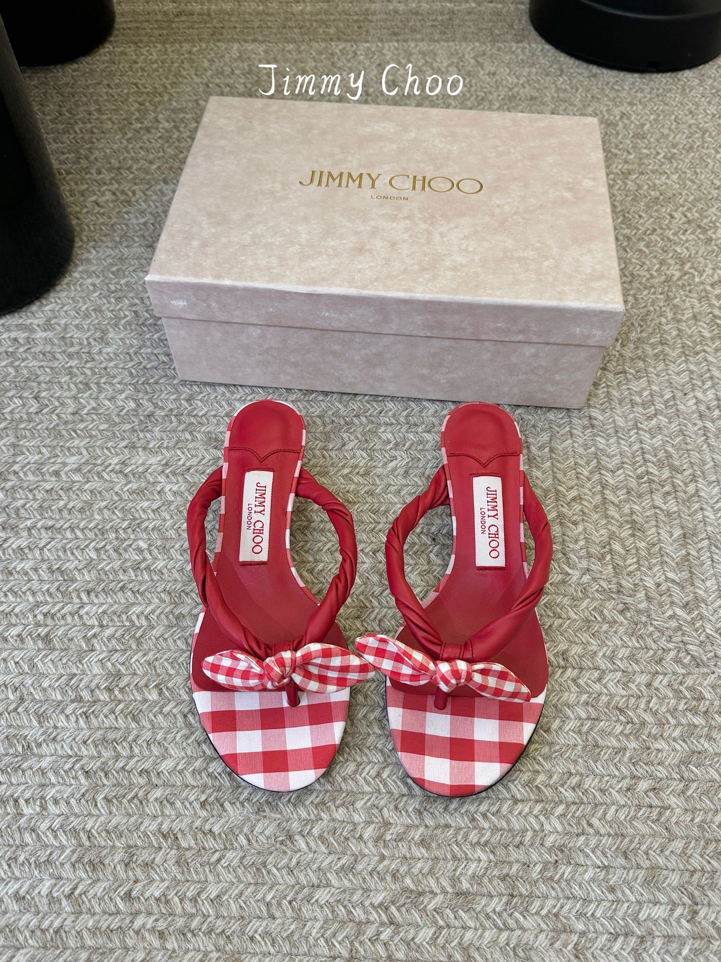 jimmy choo 度假拖鞋 ：适配夏日清爽度假风，红蓝CP妥妥拿捏！夏日懒人穿搭被Jimmy Cho