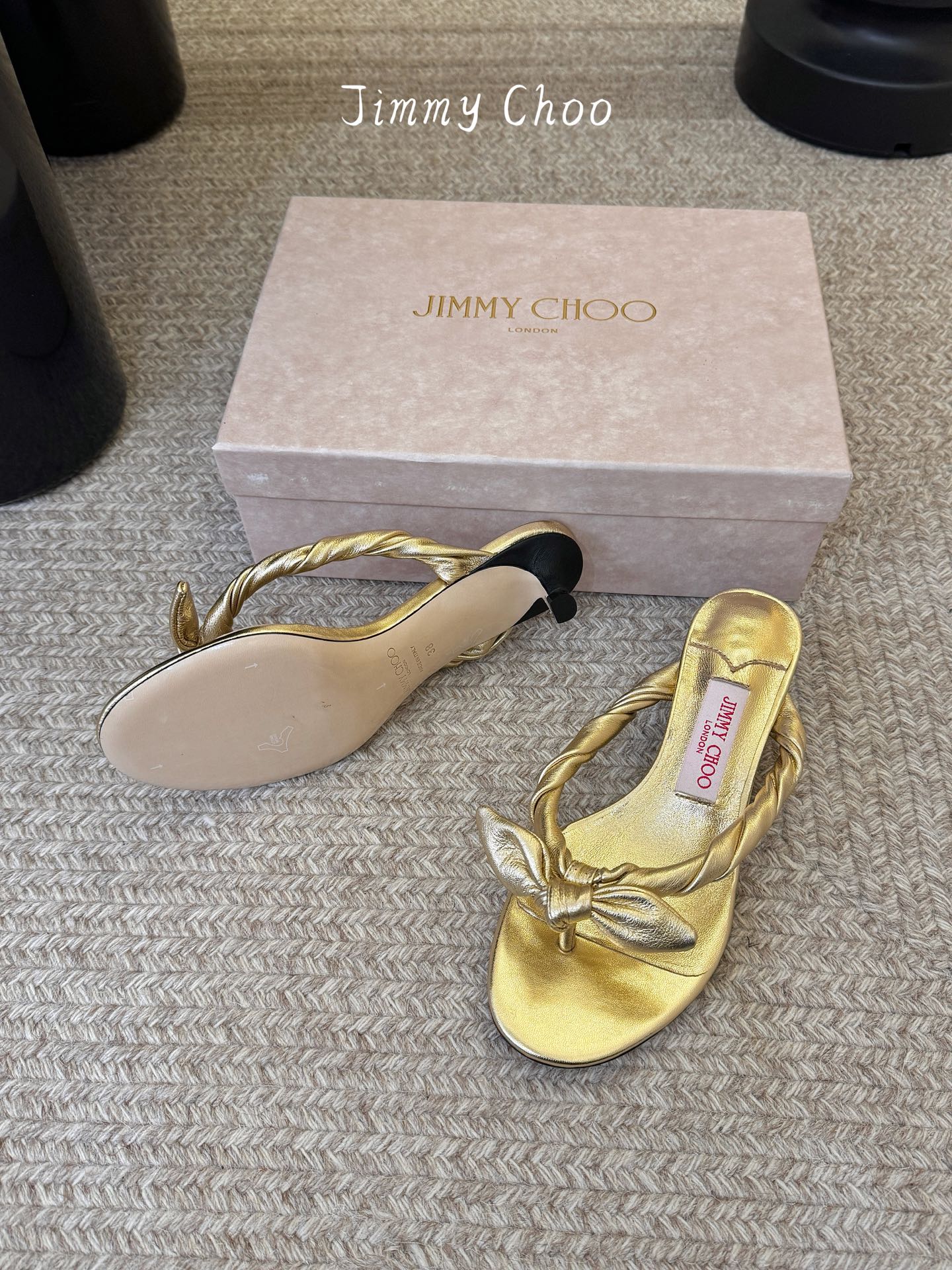 jimmy choo 度假拖鞋 ：适配夏日清爽度假风，红蓝CP妥妥拿捏！夏日懒人穿搭被Jimmy Cho