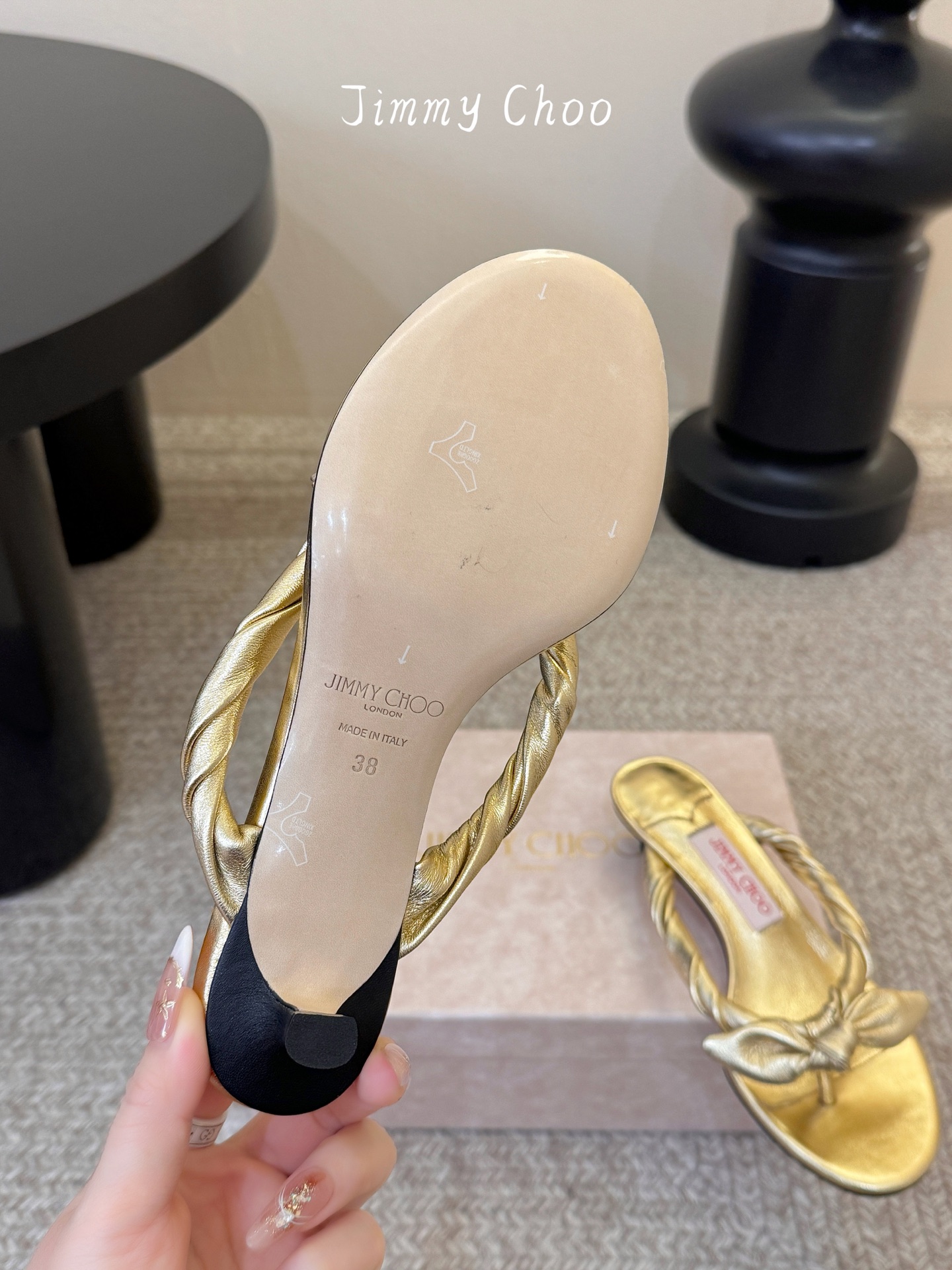 jimmy choo 度假拖鞋 ：适配夏日清爽度假风，红蓝CP妥妥拿捏！夏日懒人穿搭被Jimmy Cho