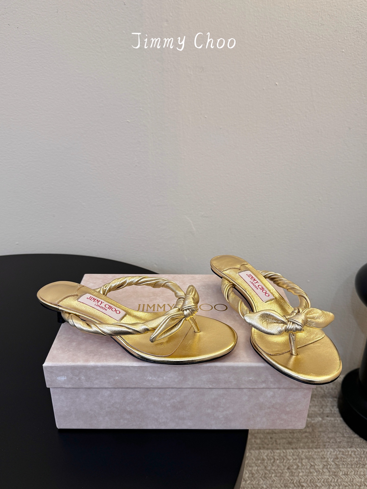 jimmy choo 度假拖鞋 ：适配夏日清爽度假风，红蓝CP妥妥拿捏！夏日懒人穿搭被Jimmy Cho