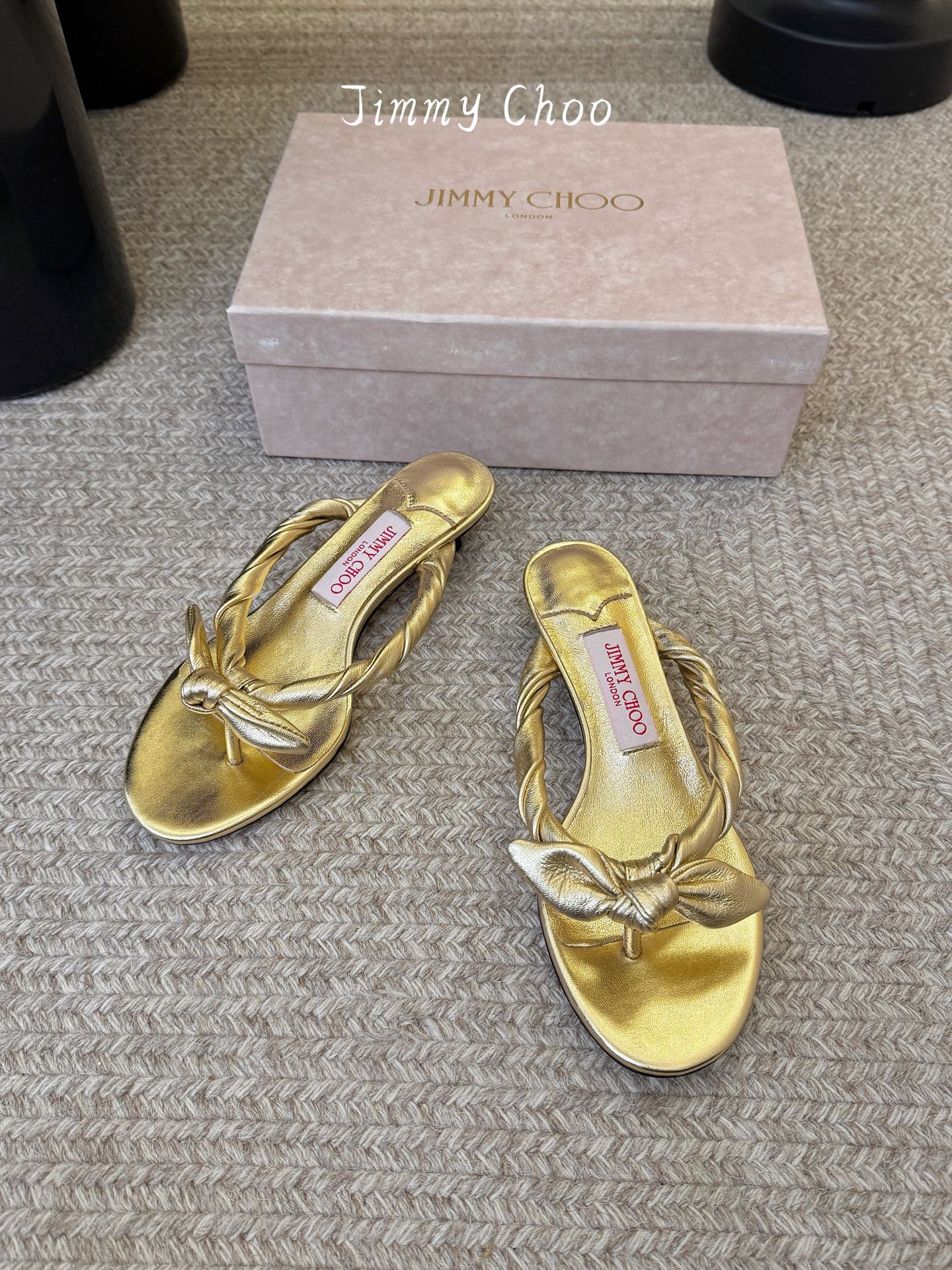 jimmy choo 度假拖鞋 ：适配夏日清爽度假风，红蓝CP妥妥拿捏！夏日懒人穿搭被Jimmy Cho