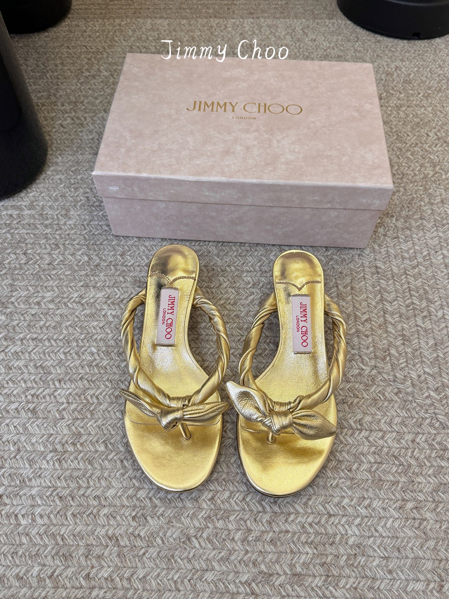 NO:815376,jimmy choo vacation slippers are suitable for refreshing summer vacation style, and the red and blue CP are perfectly matched!  JimmyChoo has taken care of lazy summer outfits!  Red plaid bow slippers + blue and white rattan bag, the red and blue color CP directly captures the refreshing feeling of summer~ The soft sole of the sandal is super comfortable on the feet, and it also shows whiteness regardless of the shape of the feet. The red grid element has its own vitality, and it is super harmonious to wear with light colors. You don’t have to worry about matching, you can go out in one set, who doesn’t love the lazy and exquisite ladylike feeling!  The upper is made of super soft sheepskin, padding sheepskin, Italian genuine leather sole, size 35-39 (customized for 40 and above), slippers, jimmy choo, slippers, sheepskin19860909jimmy choo 度假拖鞋 适配夏日清爽度假风,红蓝CP妥妥拿捏！夏日懒人穿搭被JimmyChoo承包了！红格纹蝴蝶结夹脚拖+蓝白藤编包,红蓝配色CP直接拿捏夏日清爽感～凉拖的软底上脚超舒服,不挑脚型还显白,红格元素自带元气,搭配浅色系穿搭超和谐. 不用费心思搭配,一套就能出门,慵懒又精致的大小姐感谁不爱！鞋面超软羊皮制作,垫脚羊皮,意大利真皮底,尺码35-39（40以上定做）,拖鞋,jimmy choo,slippers,sheepskin,Women's Shoes