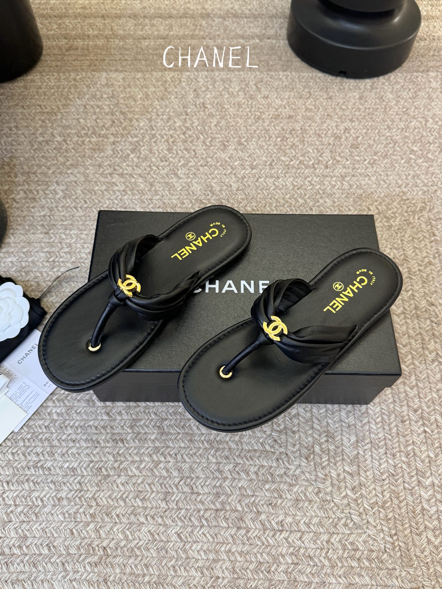 Chanel26SS早春新款夹脚凉拖双C夹脚凉拖｜春夏穿搭神器经典双C元素+极简夹脚设计，高级感拉满，软