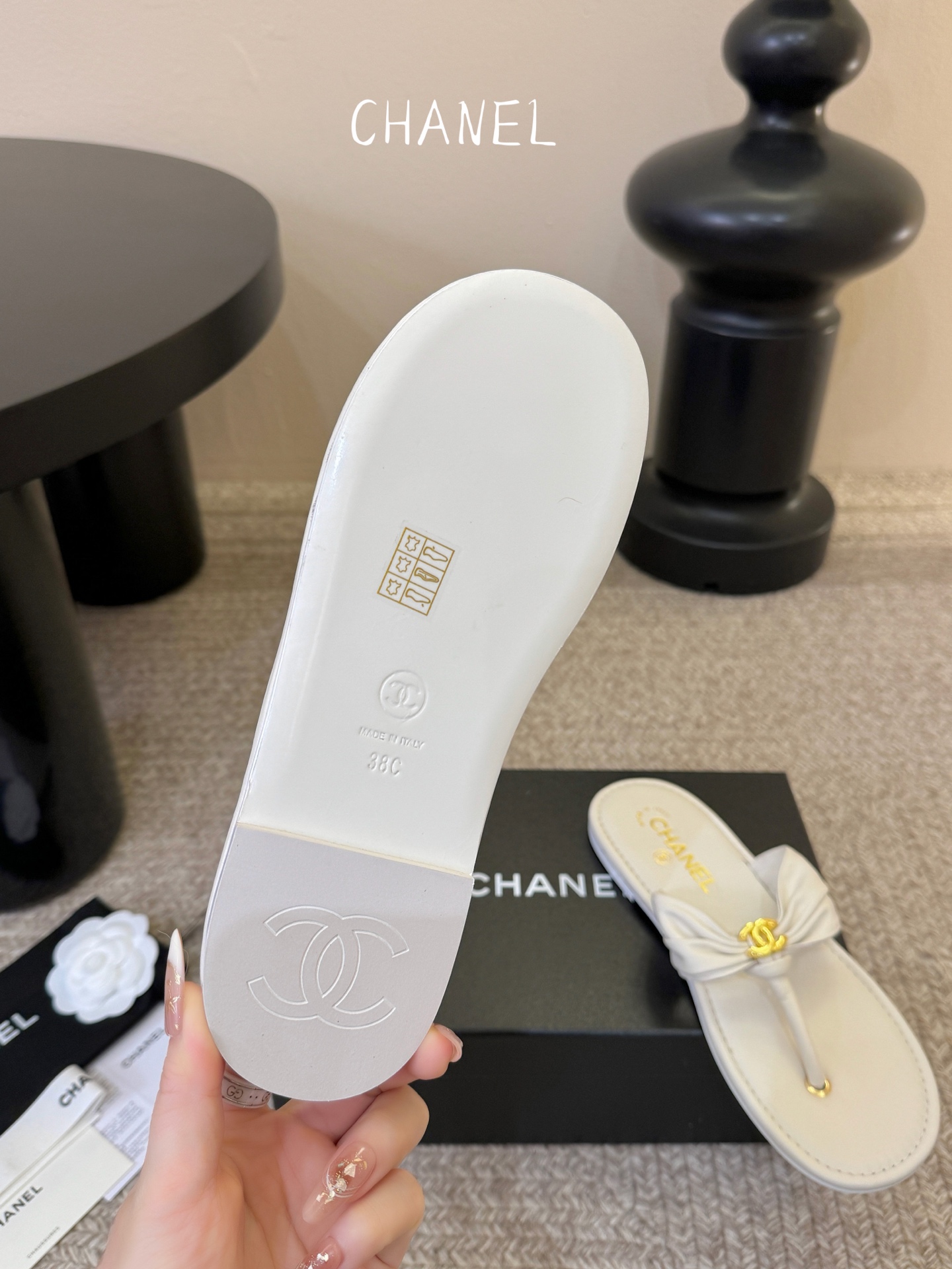 Chanel26SS早春新款夹脚凉拖双C夹脚凉拖｜春夏穿搭神器经典双C元素+极简夹脚设计，高级感拉满，软