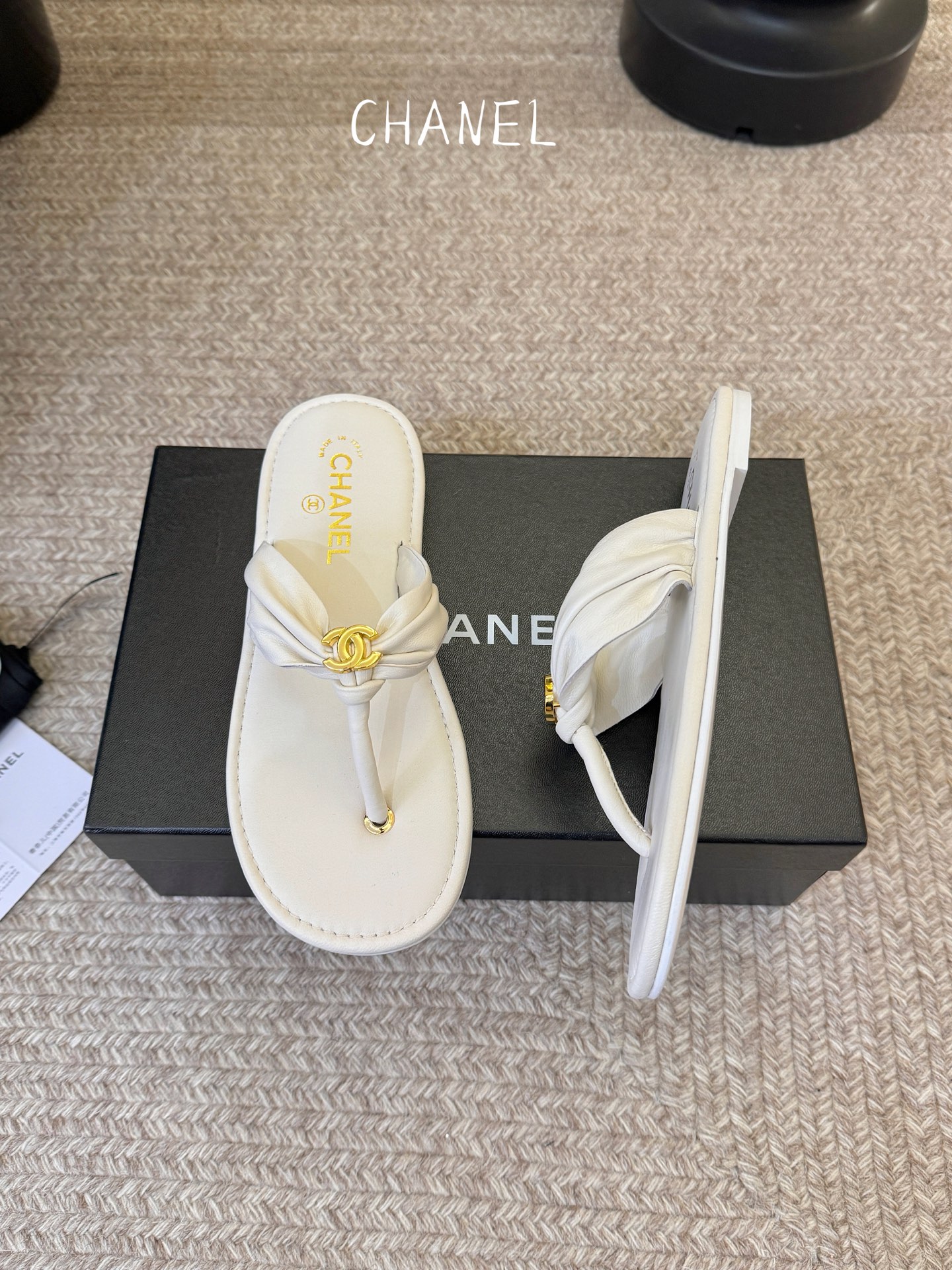 Chanel26SS早春新款夹脚凉拖双C夹脚凉拖｜春夏穿搭神器经典双C元素+极简夹脚设计，高级感拉满，软