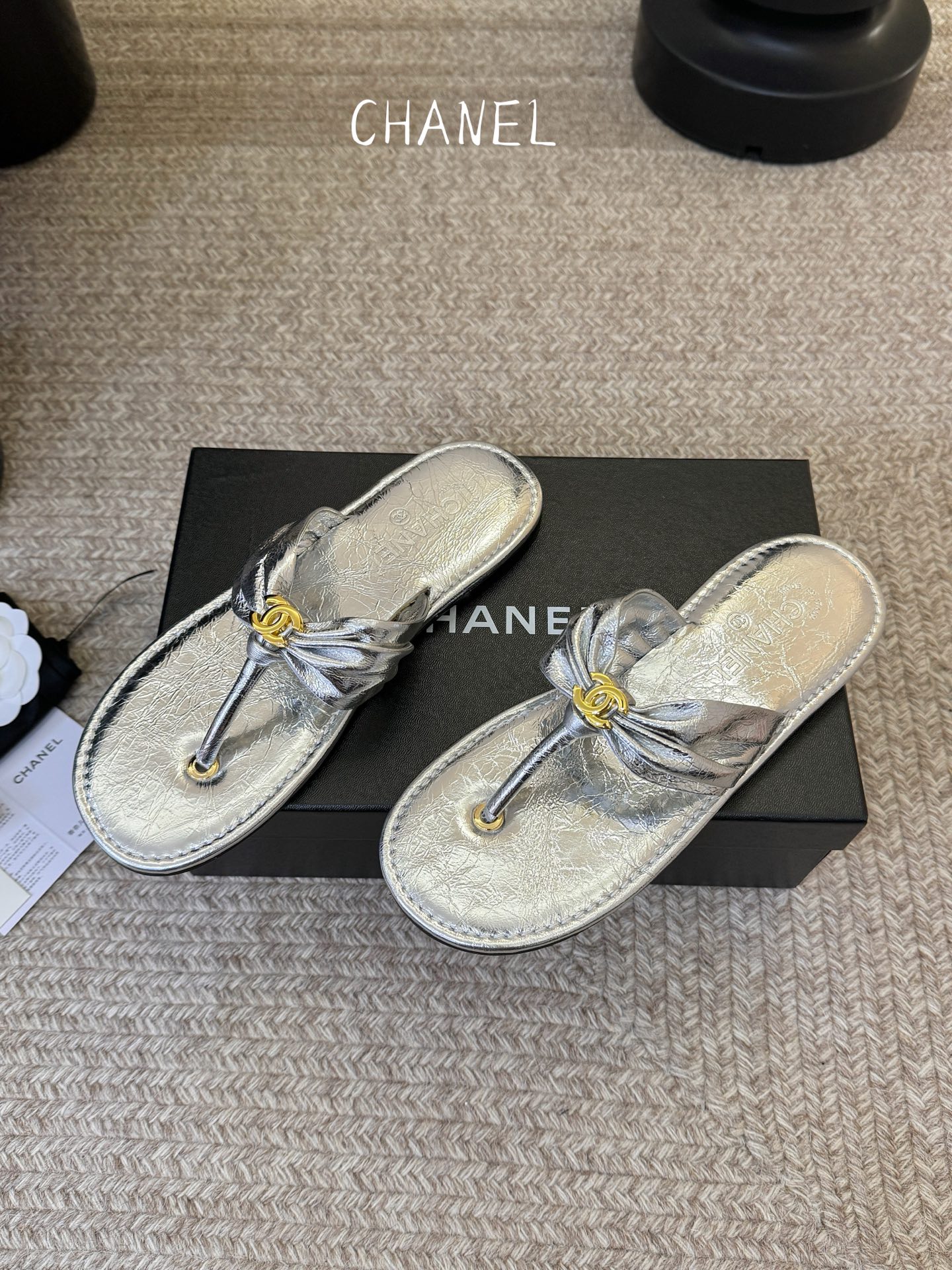 Chanel26SS早春新款夹脚凉拖双C夹脚凉拖｜春夏穿搭神器经典双C元素+极简夹脚设计，高级感拉满，软