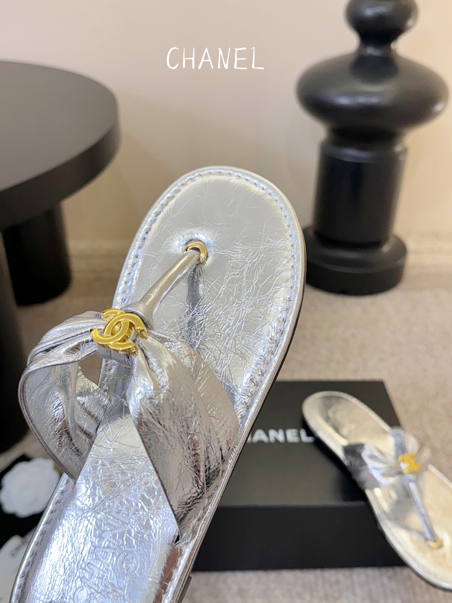 Chanel26SS早春新款夹脚凉拖双C夹脚凉拖｜春夏穿搭神器经典双C元素+极简夹脚设计，高级感拉满，软