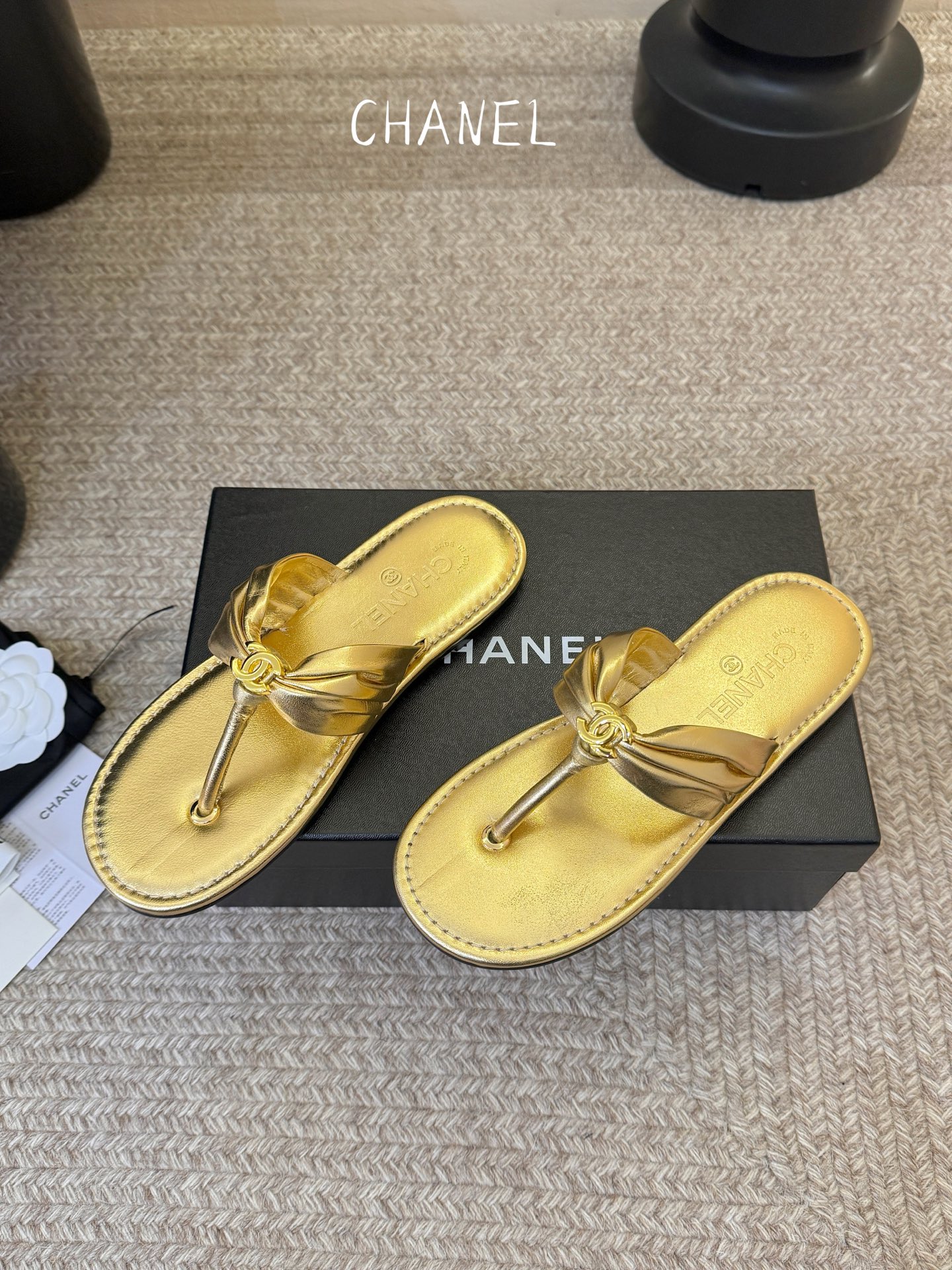 Chanel26SS早春新款夹脚凉拖双C夹脚凉拖｜春夏穿搭神器经典双C元素+极简夹脚设计，高级感拉满，软
