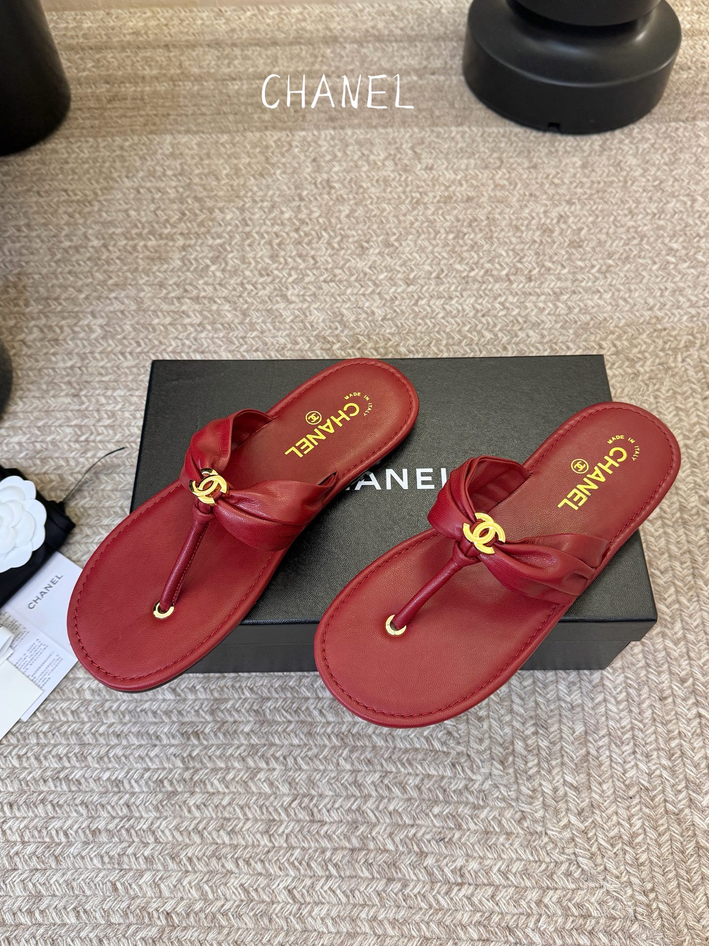 Chanel26SS早春新款夹脚凉拖双C夹脚凉拖｜春夏穿搭神器经典双C元素+极简夹脚设计，高级感拉满，软