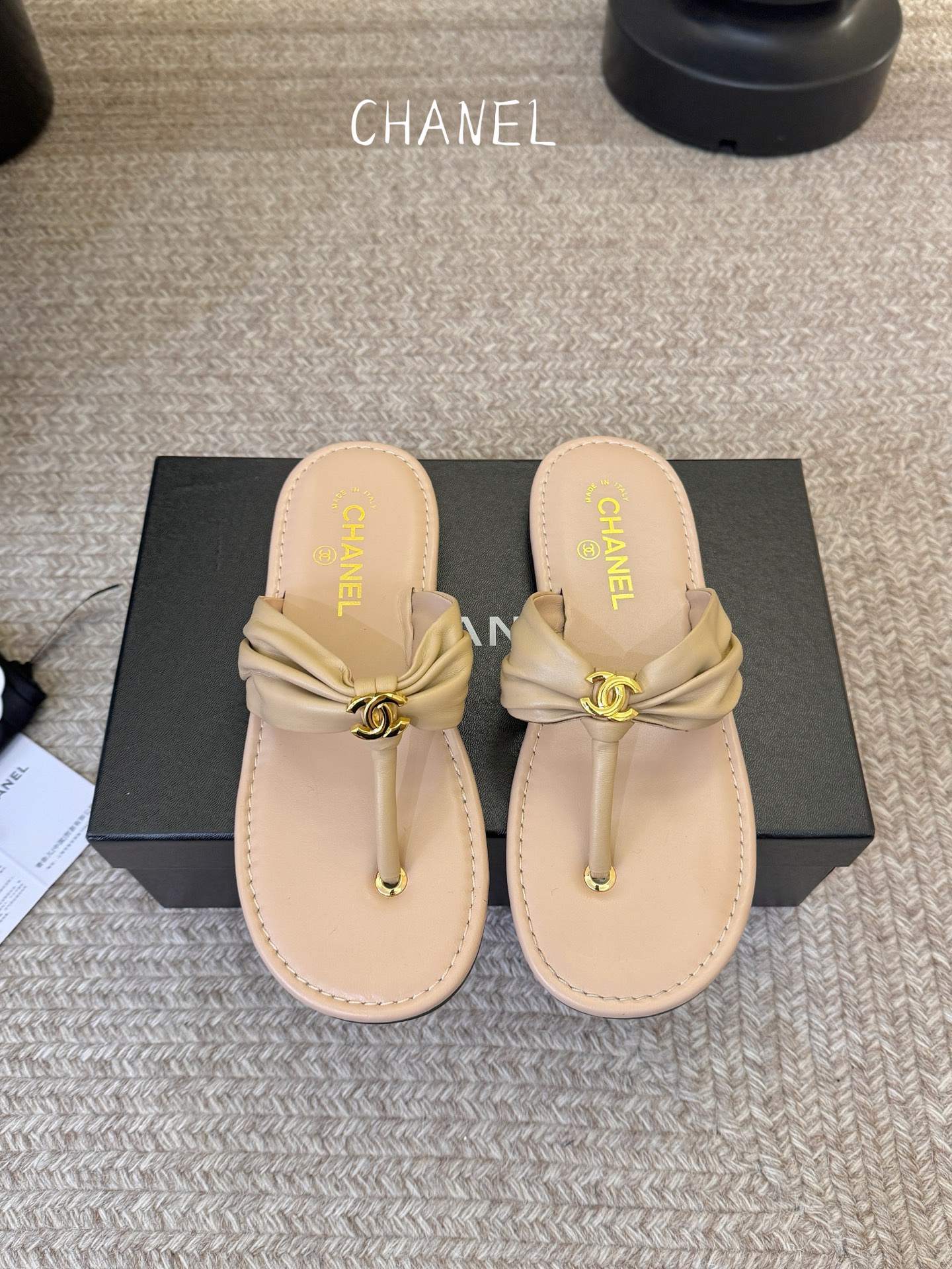 NO:816458,Chanel26SS early spring new flip-up sandals Double C flip-up sandals | Spring and summer wear artifacts classic double C elements + minimalist flip-up design, full of high-end feel, soft sole upper, comfortable on the feet without grinding, long-term wear without burden. A variety of colors are available for all styles, the gilded style is luxurious, the milky white style is gentle and versatile, and the classic black will never go out of style.  For beach, daily life and commuting, one pair will take care of you all spring and summer, with both appearance and comfort, you can close your eyes without stepping on thunder. Sheepskin upper, sheepskin lining, genuine leather outsole, size 35-42 (40.41.42 sizes are customized and non-refundable), split-toe shoes, chanel, sheepskin, Leather soles19860909Chanel26SS早春新款夹脚凉拖 双C夹脚凉拖｜春夏穿搭神器经典双C元素+极简夹脚设计,高级感拉满,软底鞋面,上脚舒适不磨脚,久穿无负担.多种配色承包所有风格鎏金款贵气炸场,奶白款温柔百搭,经典黑永不过时. 海边、日常、通勤,一双承包你整个春夏,颜值与舒适感双在线,闭眼入不踩雷. 鞋面羊皮 内里羊皮 大底真皮大底 size35-42码（40.41.42码定制不退换）,分趾鞋,chanel,sheepskin,Leather soles,Women's Shoes