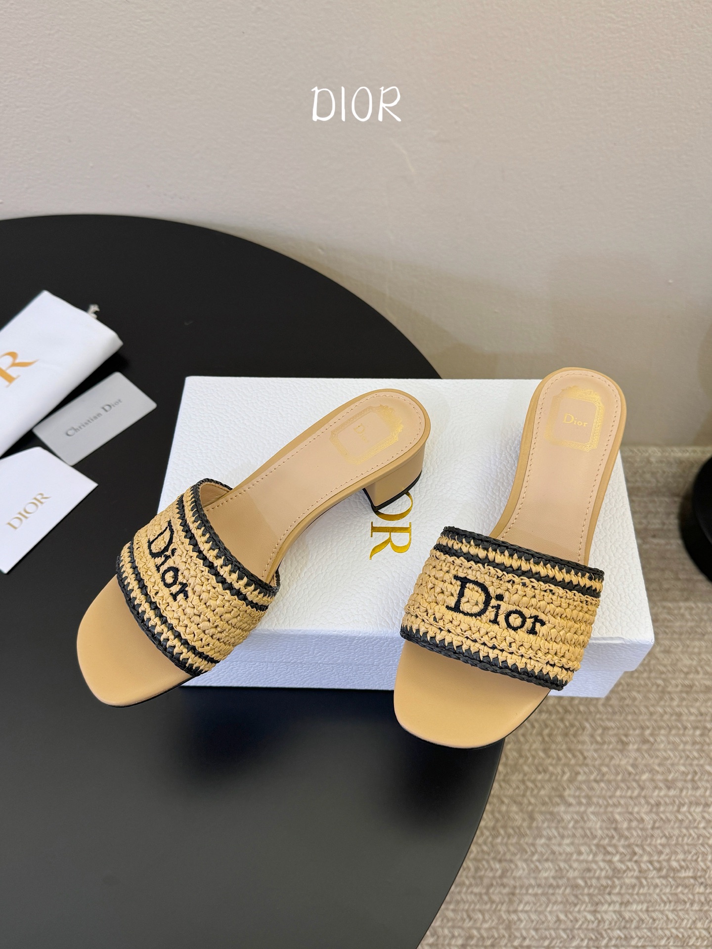 Dior |  迪奥早春新品走秀款CD刺绣logo度假风平底、粗跟拖鞋！ 硬货上新🆕❥代购级别！高级感十