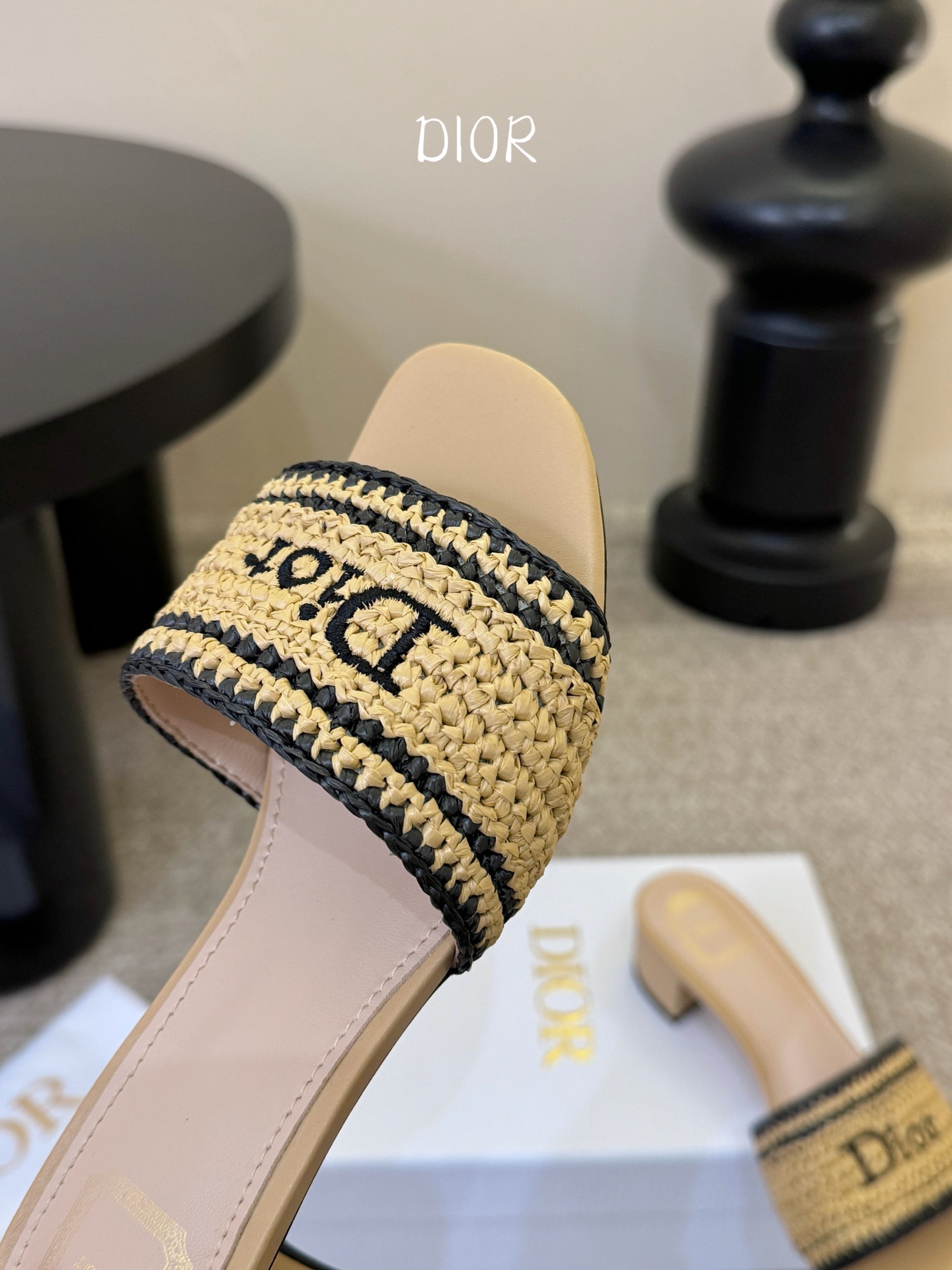 Dior |  迪奥早春新品走秀款CD刺绣logo度假风平底、粗跟拖鞋！ 硬货上新🆕❥代购级别！高级感十