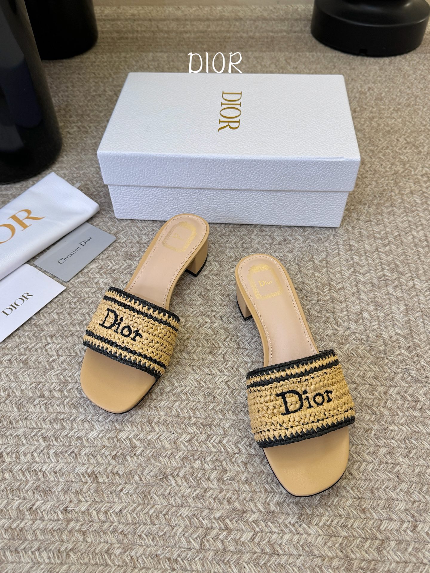 Dior |  迪奥早春新品走秀款CD刺绣logo度假风平底、粗跟拖鞋！ 硬货上新🆕❥代购级别！高级感十