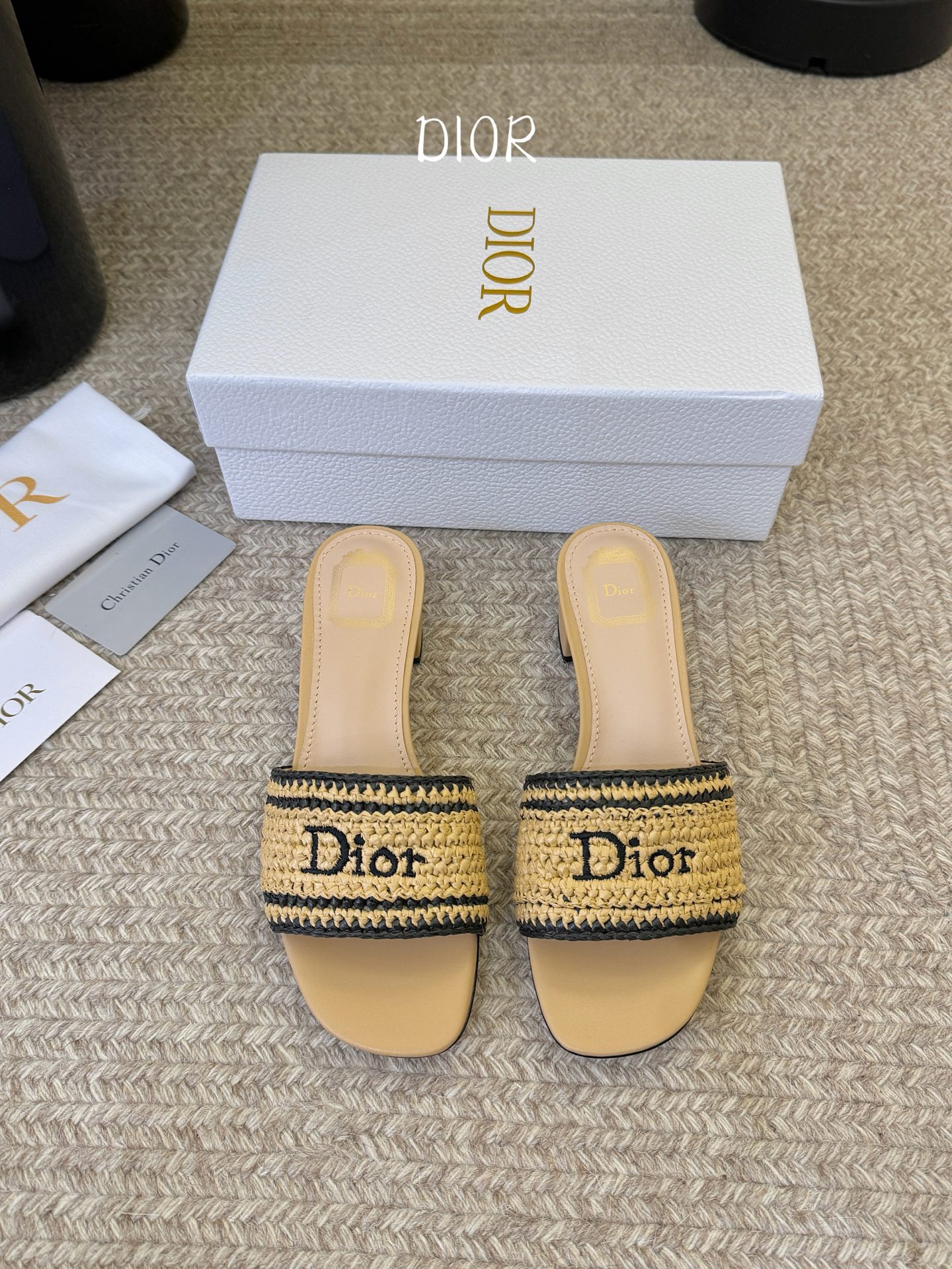 Dior |  迪奥早春新品走秀款CD刺绣logo度假风平底、粗跟拖鞋！ 硬货上新🆕❥代购级别！高级感十