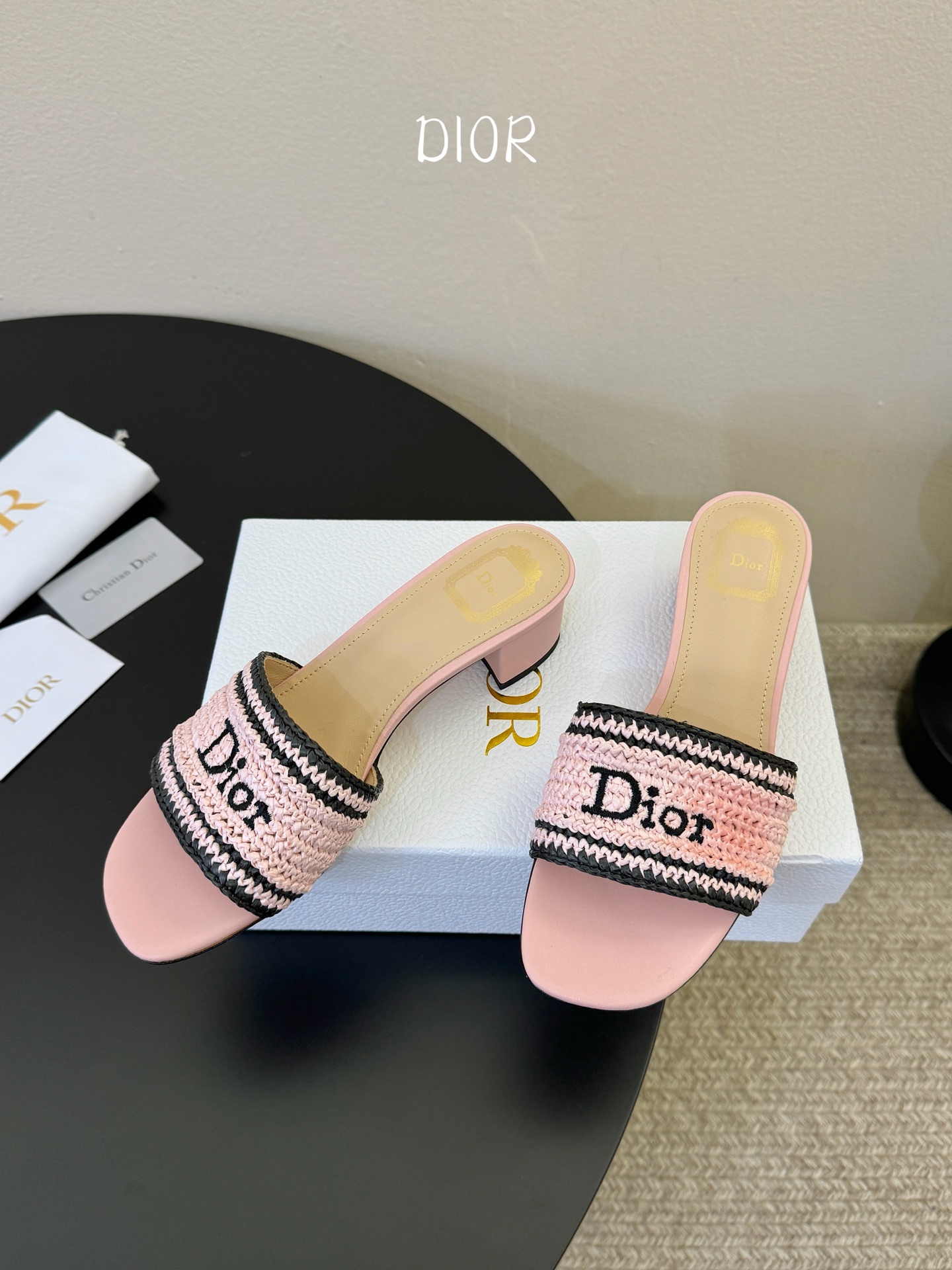 Dior |  迪奥早春新品走秀款CD刺绣logo度假风平底、粗跟拖鞋！ 硬货上新🆕❥代购级别！高级感十