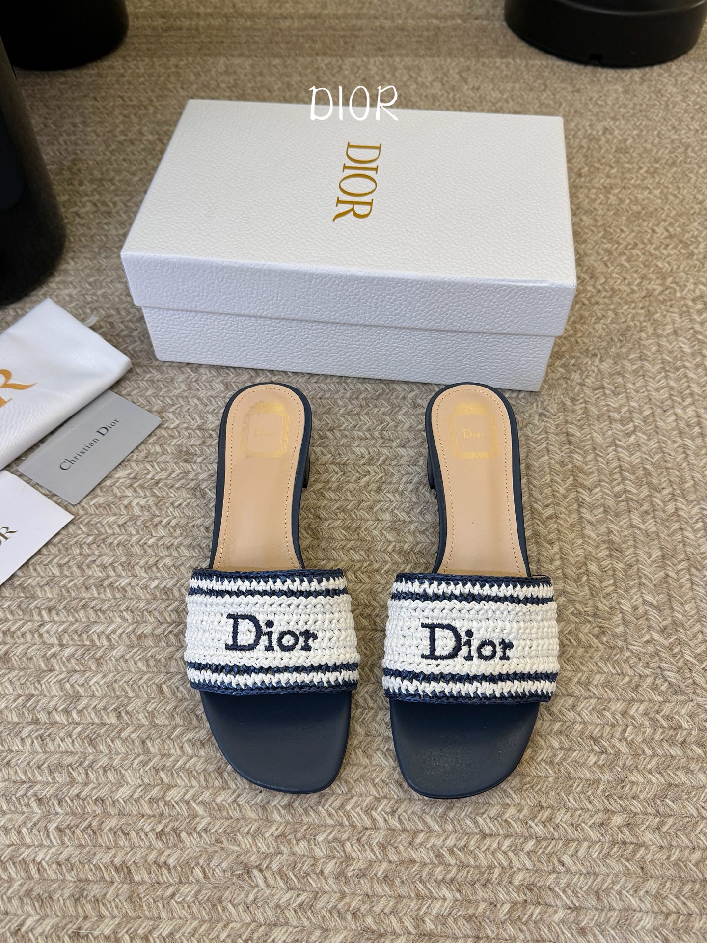 NO:816453,Dior | Dior's new early spring catwalk style CD embroidered logo vacation style flat bottom, thick heel slippers!  Hard goods are on a new level!  Full of high-end feel!  A popular model among bloggers at home and abroad, it is retro, fashionable and looks great on your feet!  The official website's main recommendation★ Original custom-made pure cotton thread three-dimensional electric embroidery on the upper. Imported water-dyed sheepskin lining on the inside. Original leather outsole imported from Italy. Heel height: flat, 4.5cm. Shoe size: 35-41 (40 and 41 are customized and non-refundable), slippers, dior, dior, slippers, sheepskin, Leather soles.19860909Dior | 迪奥早春新品走秀款CD刺绣logo度假风平底、粗跟拖鞋！ 硬货上新代购级别！高级感十足！国内外博主刷爆的一款,复古又时髦上脚美炸了！官网主推款★ 鞋面原版定做纯棉线立体电绣 内里进口水染羊皮里 意大利进口原色真皮大底 跟高:平底、4.5cm 鞋码:35-41（40 41定做不退换）,拖鞋,dior,dior,slippers,sheepskin,Leather soles,Women's Shoes