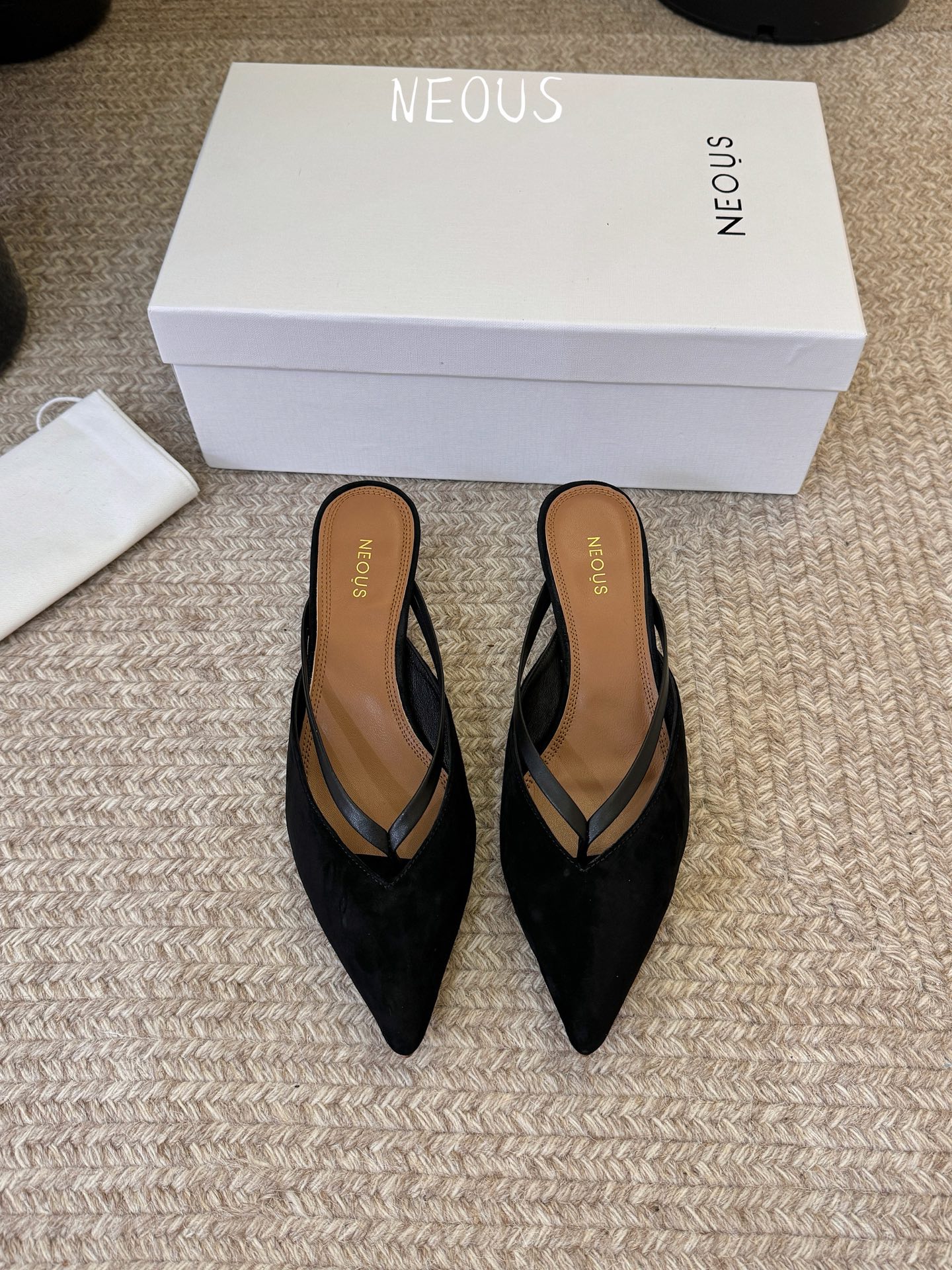NO:816443,NEOU * New Product Pointed-toe Mules | Minimalist and lazy narrative. Clean and elegant lines outline the shoe body. Every step reveals an unintentional sense of luxury. Bias-strap tailoring gently modifies the instep line. Delicate suede texture shows a low-key and delicate texture. The soft pointed toe elongates the slender proportions of the foot. Paired with suit pants, cigarette pants or suspender skirts, it will create a relaxed and luxurious daily atmosphere. Suitable for those who prefer simple texture and unobtrusive dressing taste.  Simple version but with a timeless and high-end atmosphere. The upper is imported sheepskin. The lining is imported sheepskin. Imported genuine leather outsole. Heel height 3.5cm 35-39 (set at 40.41), semi-drag high heels, high heels, skirts, business suit, sheepskin, sheep, Leather soles19860909NEOU * 新品 尖头穆勒鞋｜极简慵懒叙事 利落与优雅线条勾勒鞋身 每一步都流露毫不刻意的高级感 斜带剪裁温柔修饰脚背线条 细腻绒面质感尽显低调细腻质感 柔和尖头拉长足部纤细比例 搭配西装裤烟管裤或吊带裙都是松弛轻奢日常氛围 适合偏爱简约质感不张扬的穿搭品味者 简约版型却自带隽永高级氛围感 鞋面进口羊京 内里进口羊皮 进口真皮大底 跟高3.5cm 35-39（40.41定）,半拖高跟鞋,high heels,skirts,business suit,sheepskin,sheep,Leather soles,Women's Shoes