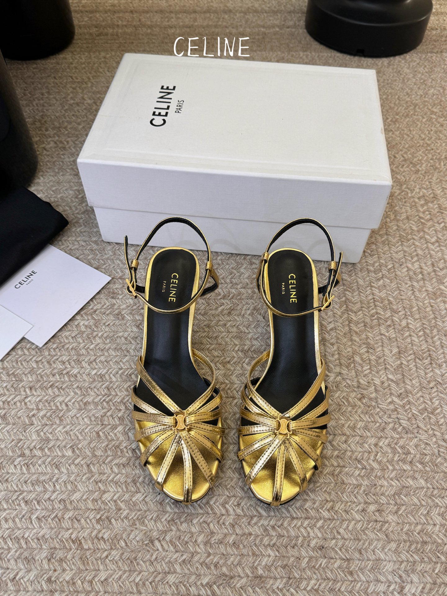 NO:816417,6.5cm (requires 8.5cm to place an order, please note) Celine spring and summer Arc de Triomphe fashion shoes, soft open-foot design, ankle straps. The upper foot is really super slim and beautiful. The exquisite Arc de Triomphe logo specific to the C family is so beautiful. Original calfskin upper, top-grade mixed sheepskin lining/foot pads, Italian genuine cowhide soles, size 35-40, high-heeled sandals, celine, chanel, sandals, high  heels,cowhide,sheepskin198609096.5cm（需要8.5cm下单要备注） Celine春夏凯旋门时装鞋 柔美的露脚设计,脚踝绑带. 上脚真的超级显瘦超级美 C家特定的精致凯旋门logo 好看到爆 鞋面原版小牛皮 内里/垫脚采用顶级混种羊皮 意大利真牛皮鞋底 码数 35-40,高跟鞋凉鞋,celine,chanel,sandals,high heels,cowhide,sheepskin,Women's Shoes