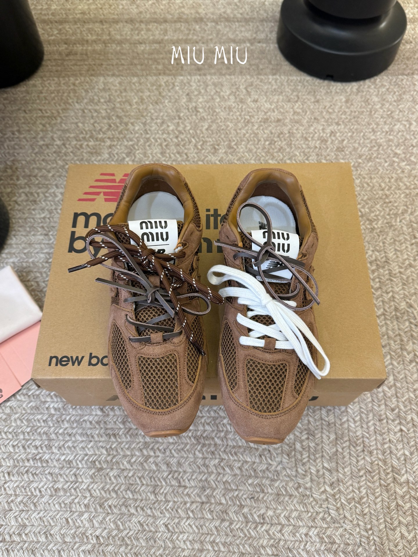 NO:816440,miumiu x New Balanc* Mesh Double Lace Sneakers. Exclusive new color. New mesh. I love it so much. Double shoelace design. Pay attention to the shoelaces!  !  The original version is navy blue, not black!  !  Stop looking at pictures and making prints!  So cool!  A new joint project with New Balance was exposed at the show. It is designed based on 530. The upper is made of leather and mesh to create a very textured shoelace. The shoelaces use the recently popular double shoelaces. Size Women 35-39 Customized for 40 and above, casual shoes/sports shoes, miumiu, sneakers19860909miumiu x New Balanc* 网面双鞋带运动鞋 独家新增色 新增网面太爱了 双鞋带的设计 鞋带注意！！原版是藏蓝色不是黑色！！杜绝看图打版！酷毙了！大秀上曝光了与New Balance 的全新联名企划 以530为蓝本设计 鞋面以皮革和网面拼接打造十分有质感 鞋带采用了最近很流行的双鞋带 Size女 35-39 40以上订做,休闲鞋/运动鞋,miumiu,sneakers,Women's Shoes