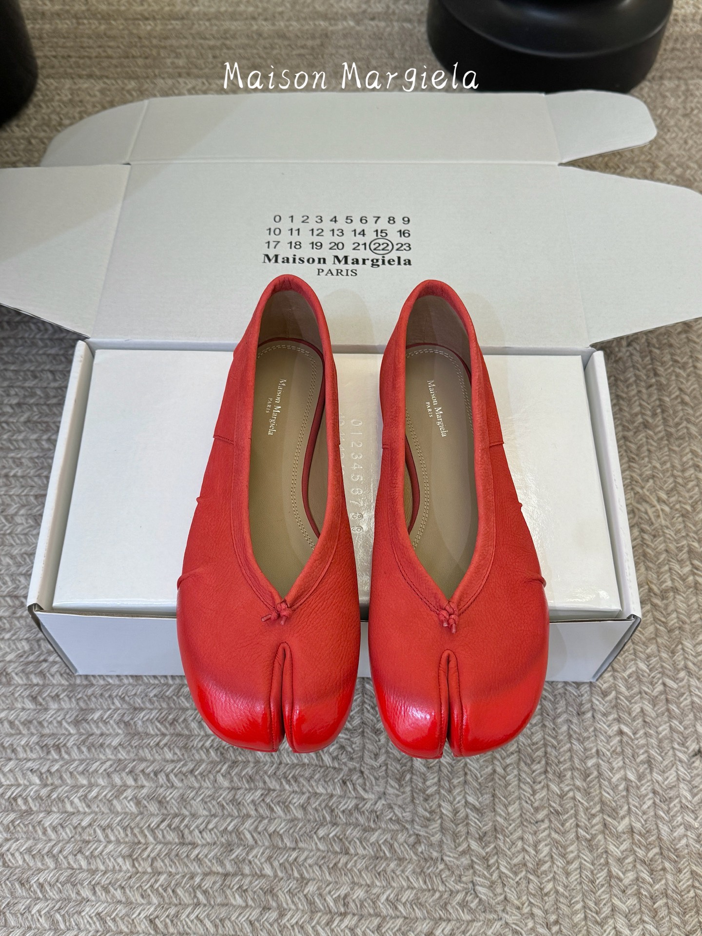 NO:817873,Maison Margiela's Tabi split-toe ballet shoes are its iconic item, combining design and comfort, and are a highly sought-after 'niche hit' in the fashion circle. The bright red paint process has an eye-catching color and strong gloss. It is paired with a classic shallow ballet shoe shape, which is in line with the highly recognizable colors such as 'Benming Red' and 'Facai Red' launched by the brand in recent years. The upper feet are not bound by conventions, and you can be yourself as you like ~ the upper feet are super soft and comfortable  Upper imported cow nubuck, lining sheepskin, outsole original Italian double-layer genuine leather sole Size35-42 (customized for 40, 41, 42), split-toe shoes, masion margiela, sheepskin19860909Maison Margiela马吉拉 的 Tabi 分趾芭蕾舞单鞋,属于其标志性单品,兼具设计感与舒适度,是时尚圈备受追捧的“小众爆款”. 鲜红色淋漆工艺,色泽抢眼、光泽感强,搭配经典浅口芭蕾舞鞋型,符合品牌近年来推出的“本命红”和“发财红”等高辨识度配色. 上脚不被常规所拘束,随心所欲做自己～上脚超级柔软舒适 鞋面进口牛磨砂 内里羊皮里 大底原版意大利双层真皮底 Size35-42（40、41、42定做）,分趾鞋,masion margiela,sheepskin,Women's Shoes