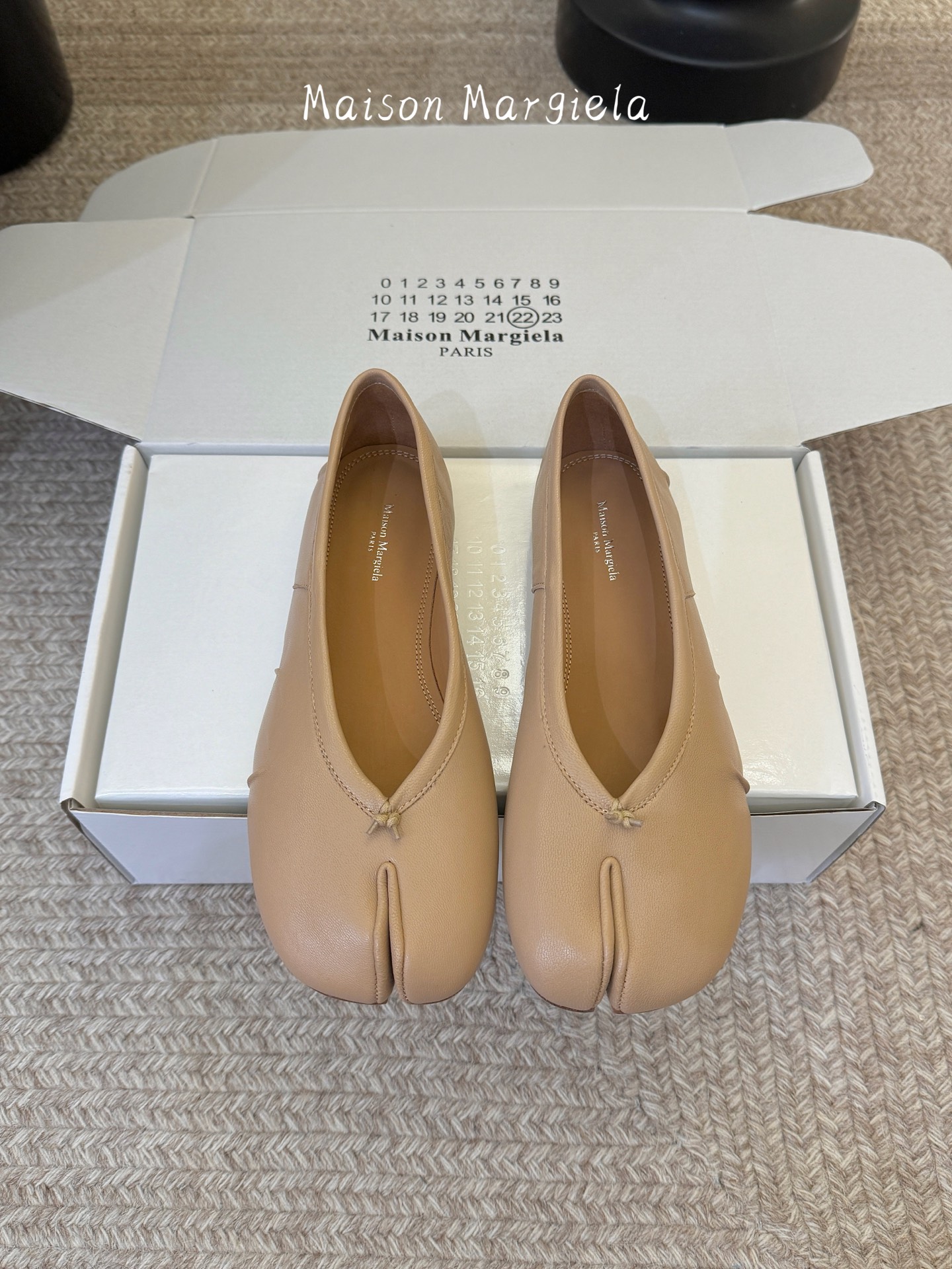 NO:817879,The flat-soled Maison Margiela Tabi split-toe ballet shoes are one of its iconic items. They combine design and comfort and are a highly sought-after 'niche hit' in the fashion industry. The bright red paint process makes the color eye-catching and glossy. It is paired with a classic shallow ballet shoe shape, which is in line with the high-recognition colors such as 'Original Red' and 'Facai Red' launched by the brand in recent years. The upper feet are not bound by conventions, and you can be yourself as you like ~ the upper feet are super soft and comfortable  Upper cowhide, lining sheepskin, outsole leather outsole Size35-42 (customized for 40, 41, 42), split-toe shoes, masion margiela, cowhide, sheepskin, Leather soles19860909平底 Maison Margiela马吉拉 的 Tabi 分趾芭蕾舞单鞋,属于其标志性单品,兼具设计感与舒适度,是时尚圈备受追捧的“小众爆款”. 鲜红色淋漆工艺,色泽抢眼、光泽感强,搭配经典浅口芭蕾舞鞋型,符合品牌近年来推出的“本命红”和“发财红”等高辨识度配色. 上脚不被常规所拘束,随心所欲做自己～上脚超级柔软舒适 鞋面牛皮 内里羊皮里 大底真皮大底 Size35-42（40、41、42定做）,分趾鞋,masion margiela,cowhide,sheepskin,Leather soles,Women's Shoes