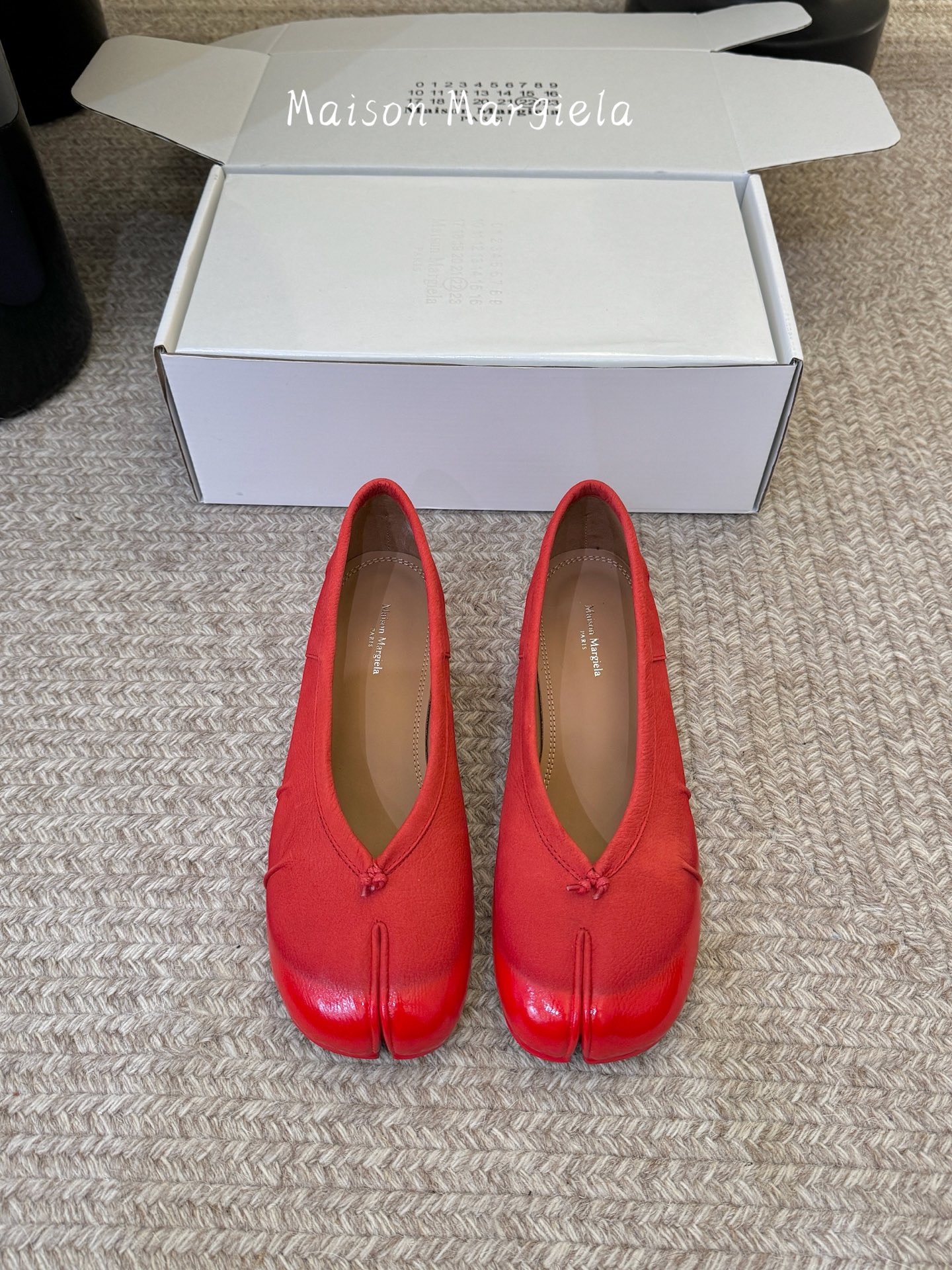 NO:817882,Maison Margiela's Tabi split-toe ballet shoes are its iconic item, combining design and comfort, and are a highly sought-after 'niche hit' in the fashion circle. The bright red paint process has an eye-catching color and strong gloss. It is paired with a classic shallow ballet shoe shape, which is in line with the highly recognizable colors such as 'Benming Red' and 'Facai Red' launched by the brand in recent years. The upper feet are not bound by conventions, and you can be yourself as you like ~ the upper feet are super soft and comfortable  Upper imported cow nubuck, lining sheepskin, outsole original Italian double-layer genuine leather sole Size35-42 (customized for 40, 41, 42), split-toe shoes, masion margiela, sheepskin19860909Maison Margiela马吉拉 的 Tabi 分趾芭蕾舞单鞋,属于其标志性单品,兼具设计感与舒适度,是时尚圈备受追捧的“小众爆款”. 鲜红色淋漆工艺,色泽抢眼、光泽感强,搭配经典浅口芭蕾舞鞋型,符合品牌近年来推出的“本命红”和“发财红”等高辨识度配色. 上脚不被常规所拘束,随心所欲做自己～上脚超级柔软舒适 鞋面进口牛磨砂 内里羊皮里 大底原版意大利双层真皮底 Size35-42（40、41、42定做）,分趾鞋,masion margiela,sheepskin,Women's Shoes