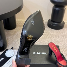 7.5cmChane*26SS早春新款低跟拖鞋把香*儿的优雅踩在脚下,标志性双C扣饰+粗跟设计,利落又显 7.5cmChane*26SS早春新款低跟拖鞋把香*儿的优雅踩在脚下,标志性双C扣饰+粗跟设计,利落又显