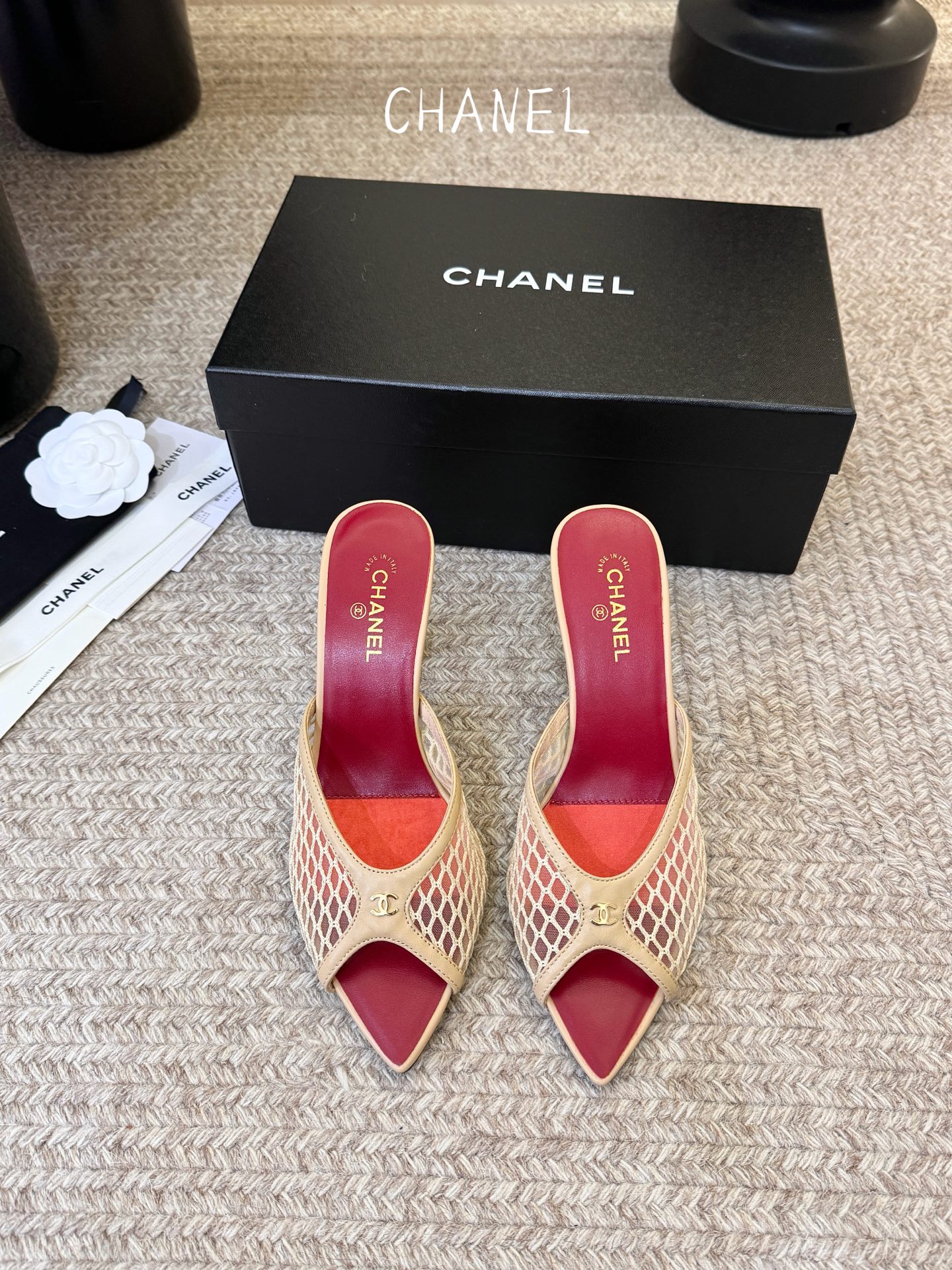 NO:819127,7.5cm Chane*26SS new low-heeled slippers for early spring put the elegance of Chanel under your feet. The iconic double C buckle + thick heel design is neat and noble. The delicate leather wraps the feet, making walking stable but not tiring. The white is clean, the black is cool, the milk tea color is gentle, the burgundy is retro, and the light blue is fresh. Whether it is a commuter suit, a skirt or a vacation dress, you can wear it with one click to create an effortless sense of luxury and summer workplace atmosphere, starting with this pair of sandals.  Casual and lazy when going out on the street every day, and refined and decent when going on dates. It is a versatile style that can be worn for several years. The more you look at it, the more it tastes. Sheepskin upper, sheepskin lining, genuine leather outsole, sizes 35-41 (customized sizes 40 and 41 are non-refundable), high heels and slippers, chanel, high heels, slippers, skirts, business suits, sheepskin, Leather soles198609097.5cm Chane*26SS早春新款低跟拖鞋 把香*儿的优雅踩在脚下,标志性双C扣饰+粗跟设计,利落又显贵,细腻皮质包裹脚面,走路稳而不累,白的干净、黑的酷飒、奶茶色温柔、酒红复古、浅蓝清新.不管是通勤西装、半身裙还是度假连衣裙,都能一键穿出毫不费力的高级感,夏日职场氛围感,从这双凉拖开始. 日常出街随性慵懒,约会赴宴精致得体,是能穿好几年的百搭款,越看越有味道. 鞋面羊皮 内里羊皮 大底真皮大底 size35-41码（40、41码定制不退换）,高跟鞋拖鞋,chanel,high heels,slippers,skirts,business suit,sheepskin,Leather soles,Women's Shoes