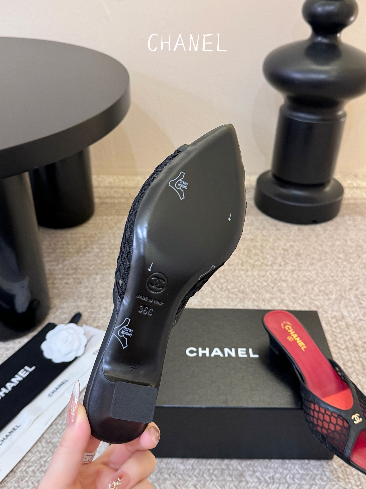 3.5cmChane*26SS早春新款低跟拖鞋把香*儿的优雅踩在脚下，标志性双C扣饰+粗跟设计，利落又显