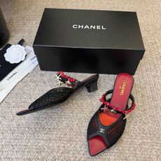 3.5cmChane*26SS早春新款低跟拖鞋把香*儿的优雅踩在脚下,标志性双C扣饰+粗跟设计,利落又显 3.5cmChane*26SS早春新款低跟拖鞋把香*儿的优雅踩在脚下,标志性双C扣饰+粗跟设计,利落又显