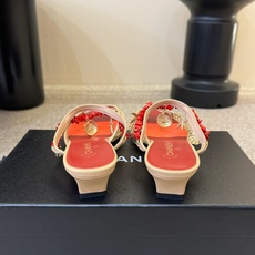 3.5cmChane*26SS早春新款低跟拖鞋把香*儿的优雅踩在脚下,标志性双C扣饰+粗跟设计,利落又显 3.5cmChane*26SS早春新款低跟拖鞋把香*儿的优雅踩在脚下,标志性双C扣饰+粗跟设计,利落又显