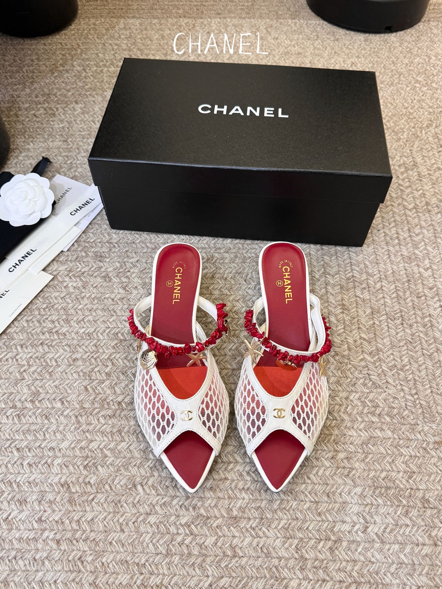 NO:819131,3.5cm Chane*26SS new low-heeled slippers for early spring put the elegance of Chanel under your feet. The iconic double C buckle + thick heel design is neat and noble. The delicate leather wraps the feet, making walking stable but not tiring. The white is clean, the black is cool, the milk tea color is gentle, the burgundy is retro, and the light blue is fresh. Whether it is a commuter suit, a skirt or a vacation dress, you can wear it with one click to create an effortless sense of luxury and summer workplace atmosphere, starting with this pair of sandals.  Casual and lazy when going out on the street every day, and refined and decent when going on dates. It is a versatile style that can be worn for several years. The more you look at it, the more it tastes. Sheepskin upper, sheepskin lining, genuine leather outsole, sizes 35-41 (customized sizes 40 and 41 are non-refundable), high heels and slippers, chanel, high heels, slippers, skirts, business suits, sheepskin, Leather soles198609093.5cm Chane*26SS早春新款低跟拖鞋 把香*儿的优雅踩在脚下,标志性双C扣饰+粗跟设计,利落又显贵,细腻皮质包裹脚面,走路稳而不累,白的干净、黑的酷飒、奶茶色温柔、酒红复古、浅蓝清新.不管是通勤西装、半身裙还是度假连衣裙,都能一键穿出毫不费力的高级感,夏日职场氛围感,从这双凉拖开始. 日常出街随性慵懒,约会赴宴精致得体,是能穿好几年的百搭款,越看越有味道. 鞋面羊皮 内里羊皮 大底真皮大底 size35-41码（40、41码定制不退换）,高跟鞋拖鞋,chanel,high heels,slippers,skirts,business suit,sheepskin,Leather soles,Women's Shoes