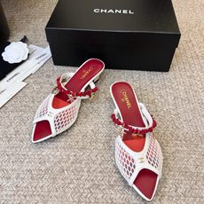 3.5cmChane*26SS早春新款低跟拖鞋把香*儿的优雅踩在脚下,标志性双C扣饰+粗跟设计,利落又显 3.5cmChane*26SS早春新款低跟拖鞋把香*儿的优雅踩在脚下,标志性双C扣饰+粗跟设计,利落又显