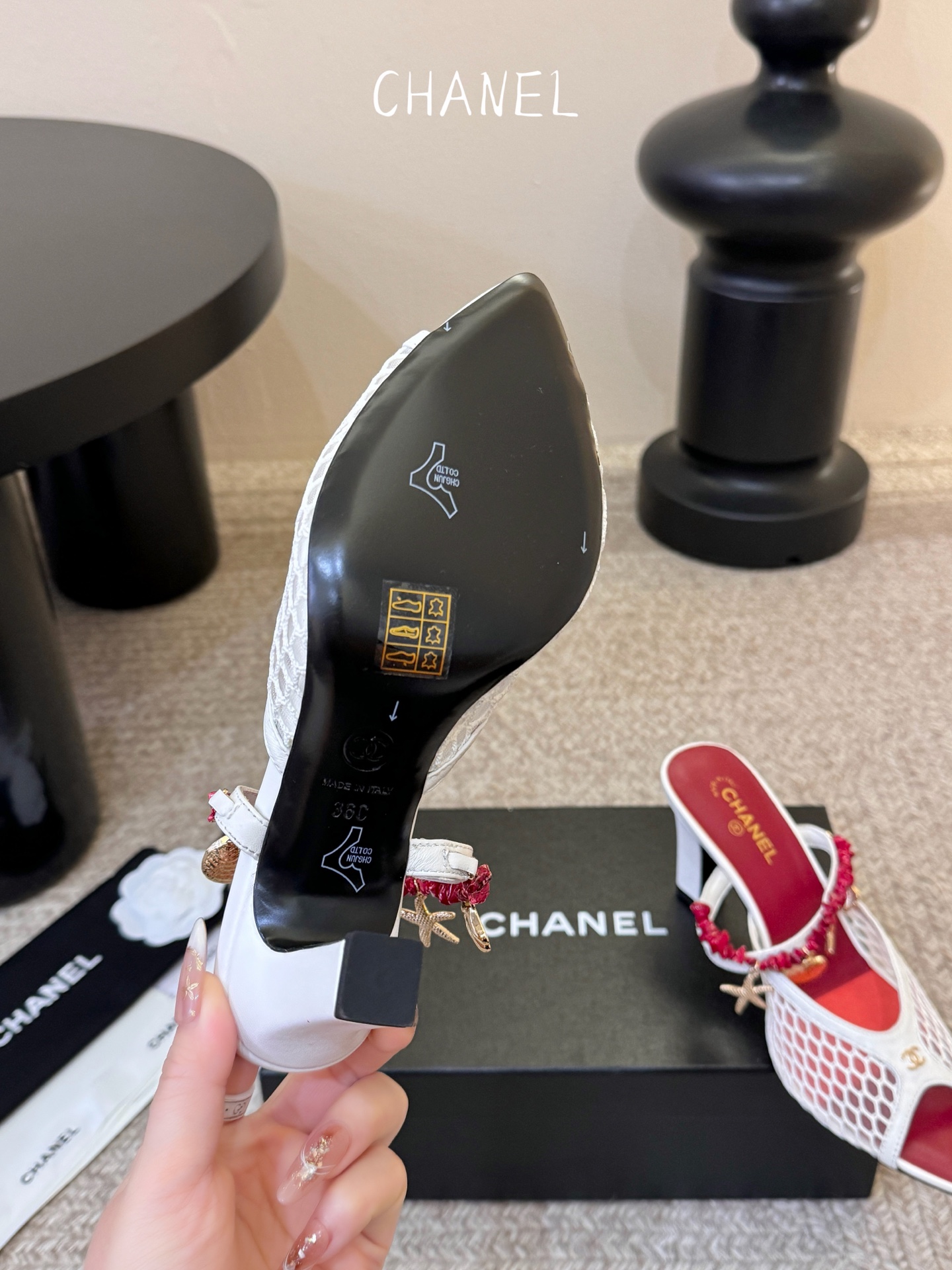 7.5cmChane*26SS早春新款低跟拖鞋把香*儿的优雅踩在脚下，标志性双C扣饰+粗跟设计，利落又显