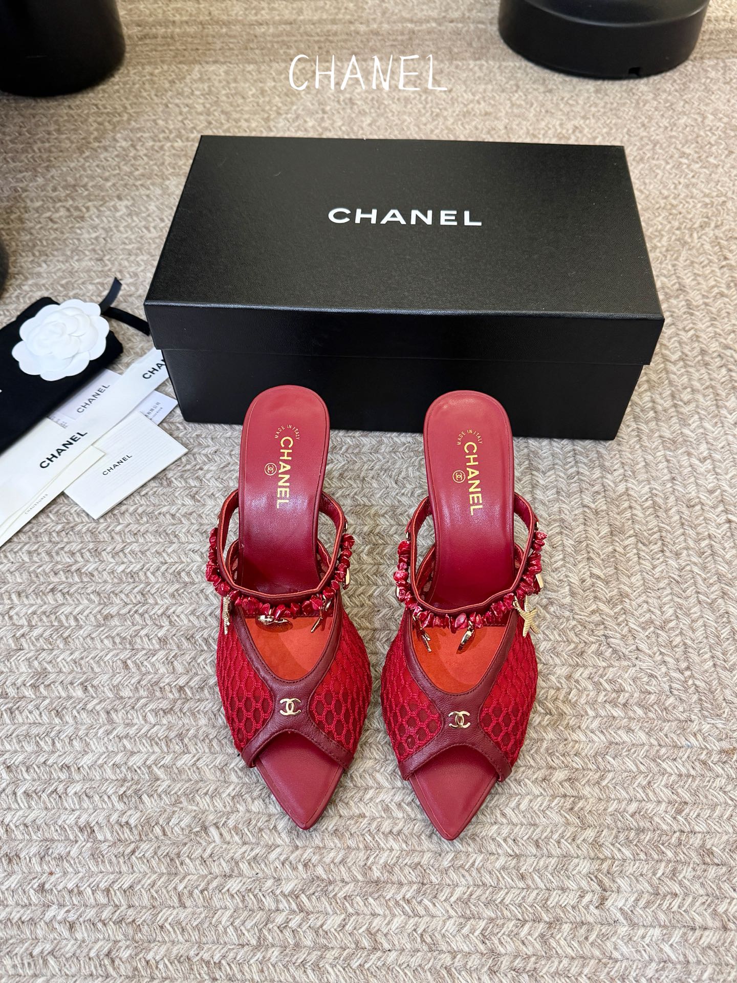 NO:819137,7.5cm Chane*26SS new low-heeled slippers for early spring put the elegance of Chanel under your feet. The iconic double C buckle + thick heel design is neat and noble. The delicate leather wraps the feet, making walking stable but not tiring. The white is clean, the black is cool, the milk tea color is gentle, the burgundy is retro, and the light blue is fresh. Whether it is a commuter suit, a skirt or a vacation dress, you can wear it with one click to create an effortless sense of luxury and summer workplace atmosphere, starting with this pair of sandals.  Casual and lazy when going out on the street every day, and refined and decent when going on dates. It is a versatile style that can be worn for several years. The more you look at it, the more it tastes. Sheepskin upper, sheepskin lining, genuine leather outsole, sizes 35-41 (customized sizes 40 and 41 are non-refundable), high heels and slippers, chanel, high heels, slippers, skirts, business suits, sheepskin, Leather soles198609097.5cm Chane*26SS早春新款低跟拖鞋 把香*儿的优雅踩在脚下,标志性双C扣饰+粗跟设计,利落又显贵,细腻皮质包裹脚面,走路稳而不累,白的干净、黑的酷飒、奶茶色温柔、酒红复古、浅蓝清新.不管是通勤西装、半身裙还是度假连衣裙,都能一键穿出毫不费力的高级感,夏日职场氛围感,从这双凉拖开始. 日常出街随性慵懒,约会赴宴精致得体,是能穿好几年的百搭款,越看越有味道. 鞋面羊皮 内里羊皮 大底真皮大底 size35-41码（40、41码定制不退换）,高跟鞋拖鞋,chanel,high heels,slippers,skirts,business suit,sheepskin,Leather soles,Women's Shoes