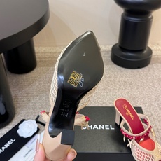7.5cmChane*26SS早春新款低跟拖鞋把香*儿的优雅踩在脚下,标志性双C扣饰+粗跟设计,利落又显 7.5cmChane*26SS早春新款低跟拖鞋把香*儿的优雅踩在脚下,标志性双C扣饰+粗跟设计,利落又显