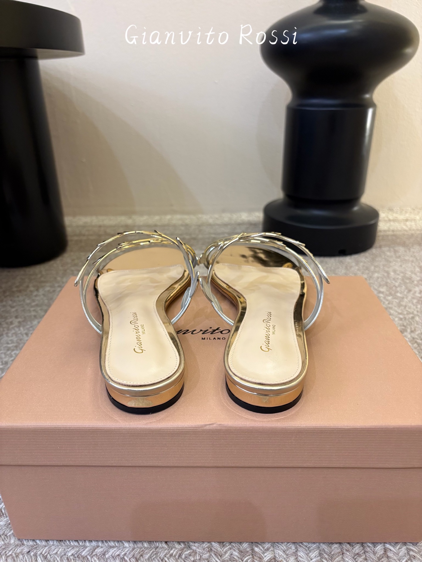 Gianvito Ross*26ss夏季新款藤蔓平底凉拖这款叶子凉拖，以品牌标志性的优雅美学为基底，用叶