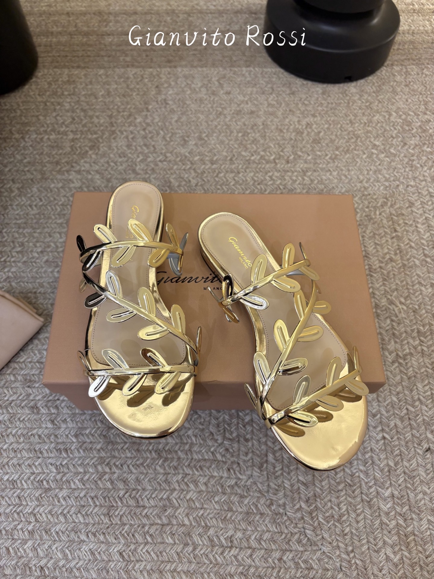 Gianvito Ross*26ss夏季新款藤蔓平底凉拖这款叶子凉拖，以品牌标志性的优雅美学为基底，用叶