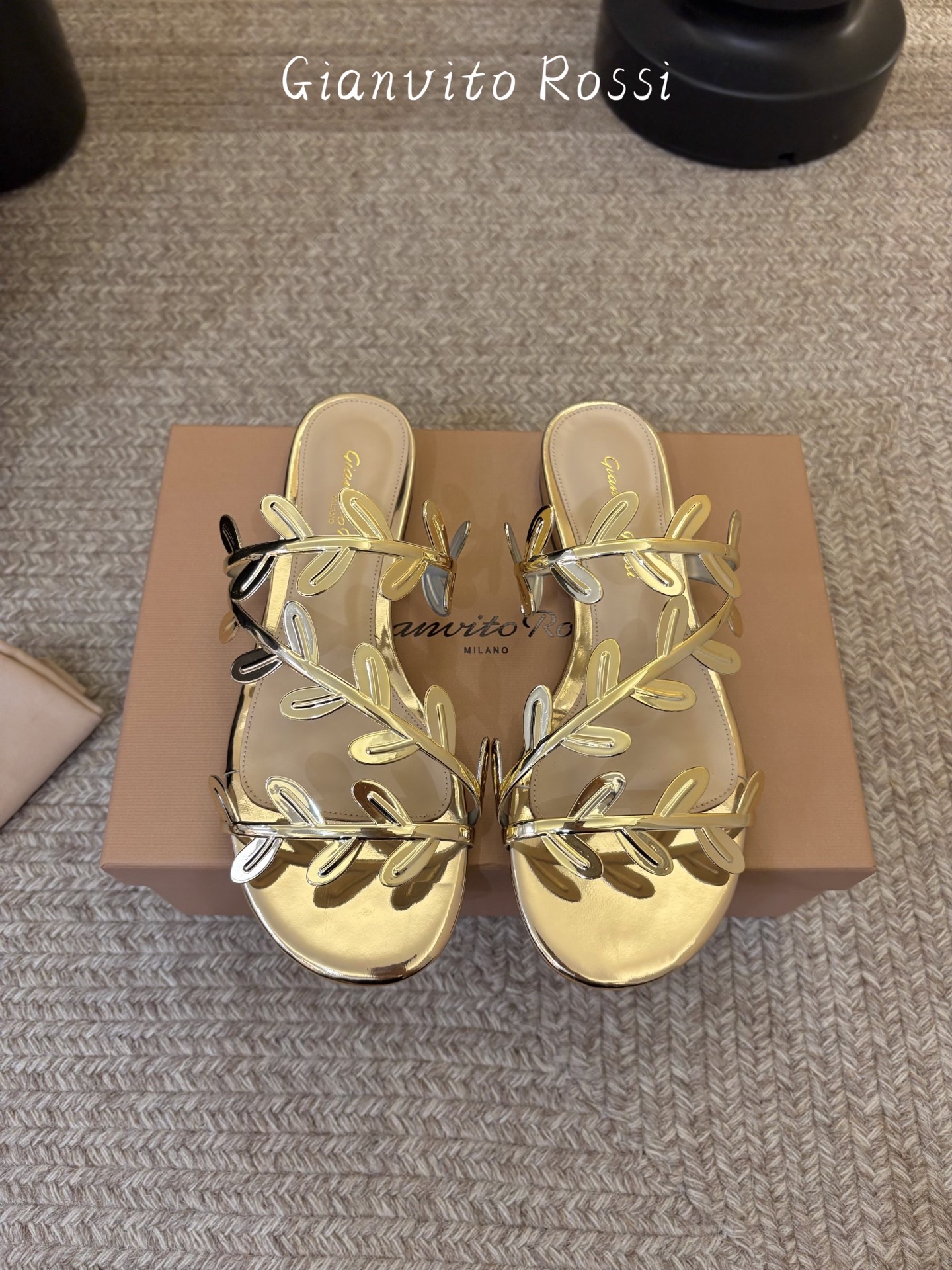Gianvito Ross*26ss夏季新款藤蔓平底凉拖这款叶子凉拖，以品牌标志性的优雅美学为基底，用叶