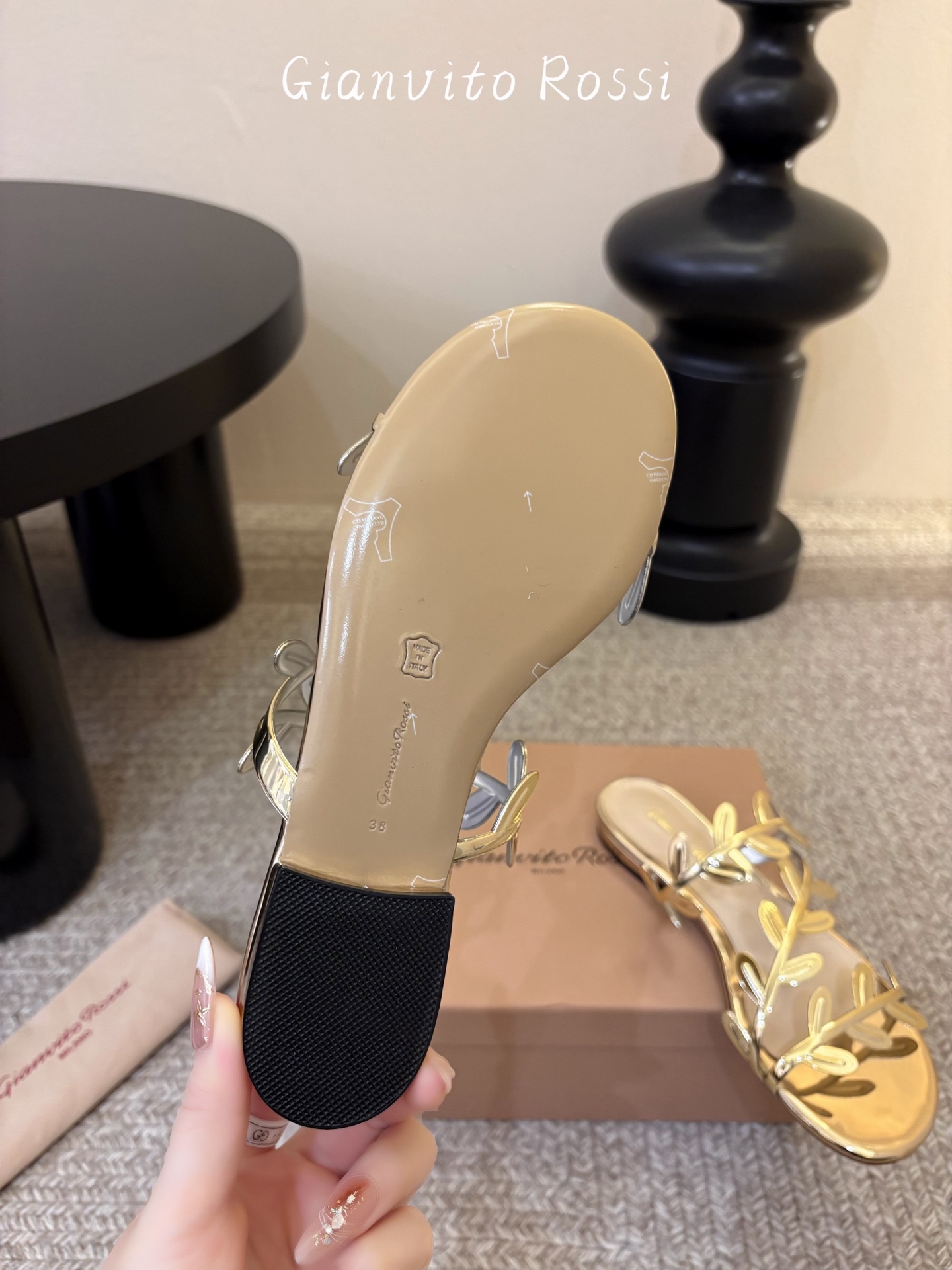 Gianvito Ross*26ss夏季新款藤蔓平底凉拖这款叶子凉拖，以品牌标志性的优雅美学为基底，用叶