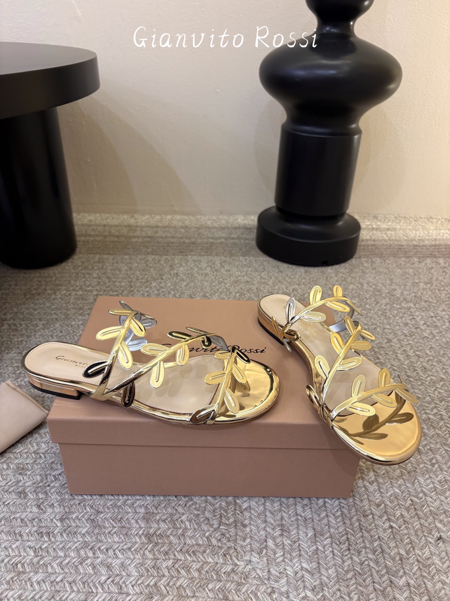 Gianvito Ross*26ss夏季新款藤蔓平底凉拖这款叶子凉拖，以品牌标志性的优雅美学为基底，用叶