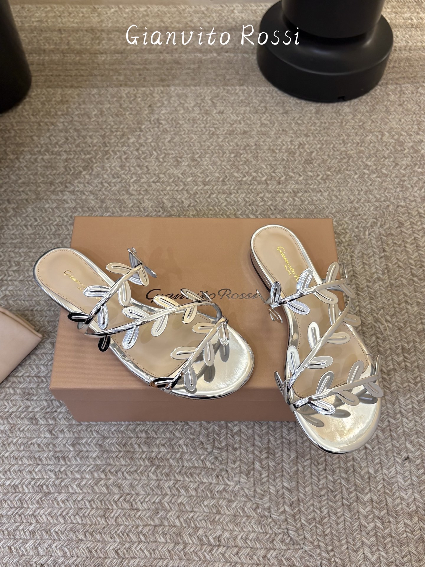 Gianvito Ross*26ss夏季新款藤蔓平底凉拖这款叶子凉拖，以品牌标志性的优雅美学为基底，用叶