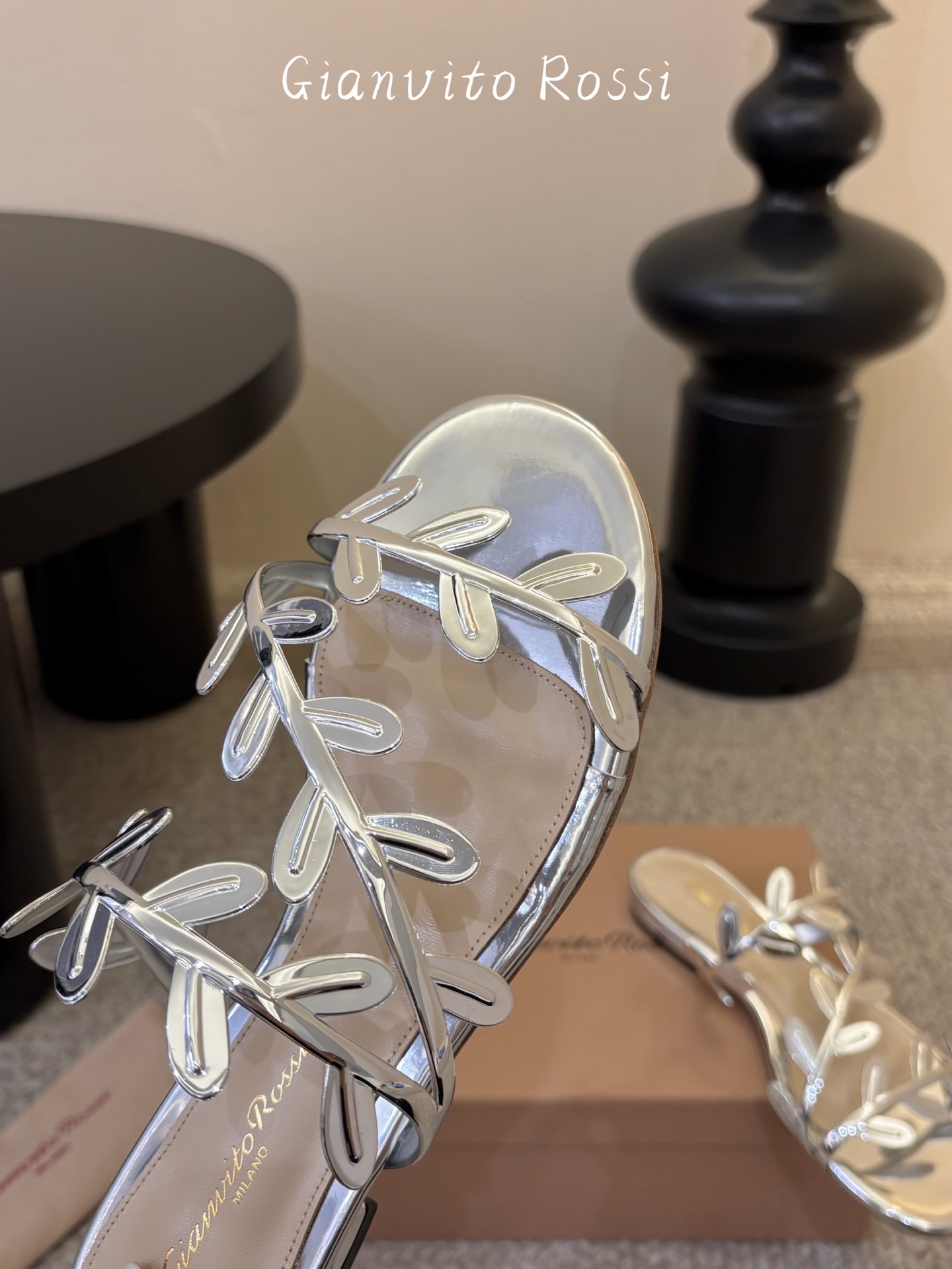 Gianvito Ross*26ss夏季新款藤蔓平底凉拖这款叶子凉拖，以品牌标志性的优雅美学为基底，用叶