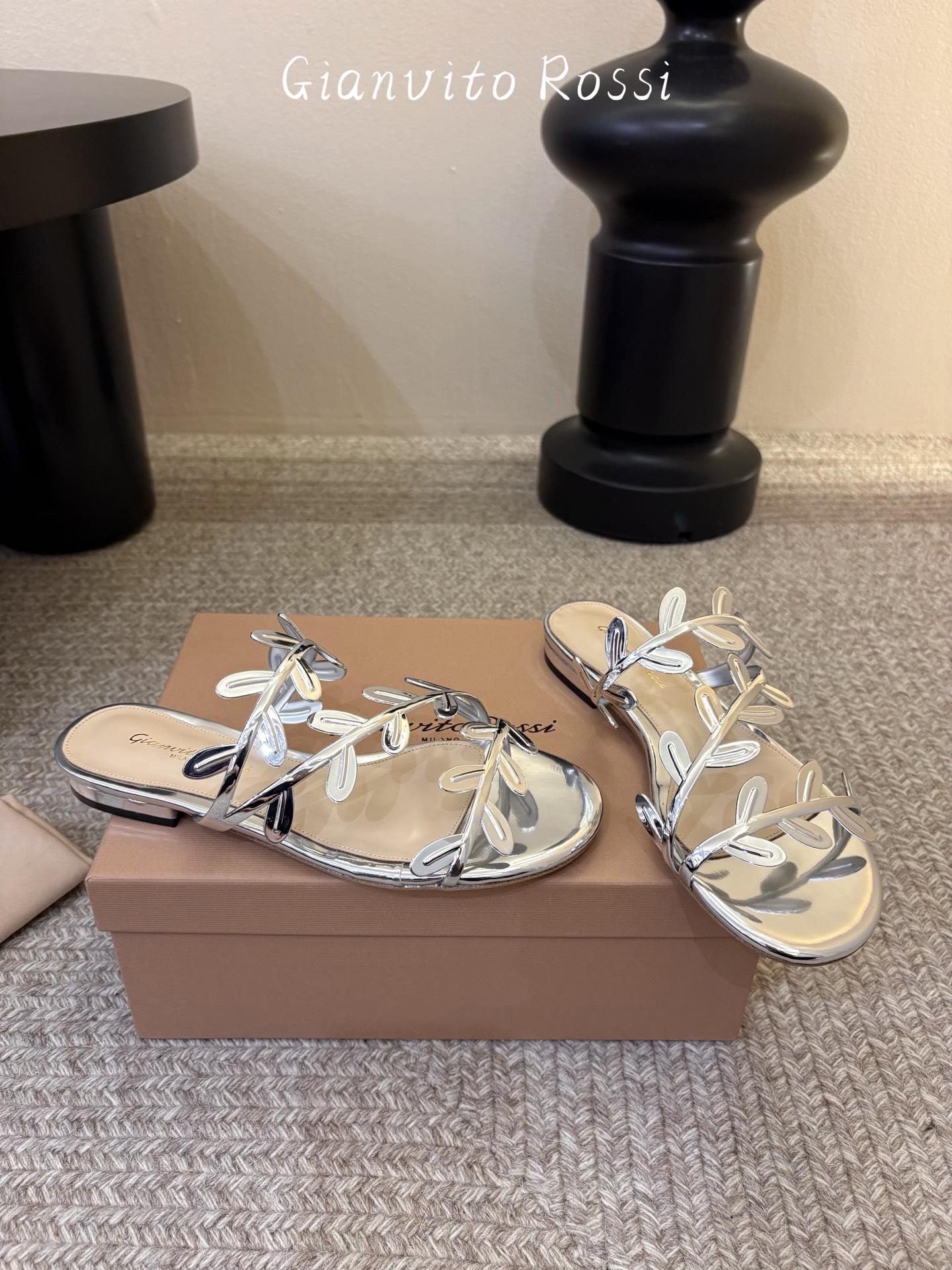 Gianvito Ross*26ss夏季新款藤蔓平底凉拖这款叶子凉拖，以品牌标志性的优雅美学为基底，用叶