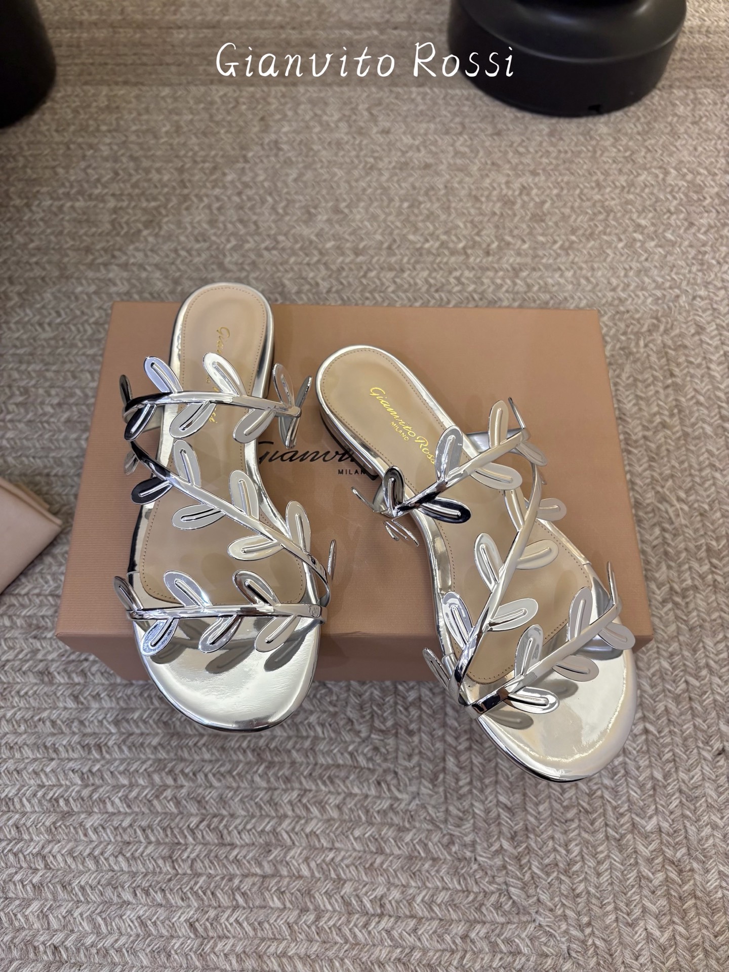 Gianvito Ross*26ss夏季新款藤蔓平底凉拖这款叶子凉拖，以品牌标志性的优雅美学为基底，用叶