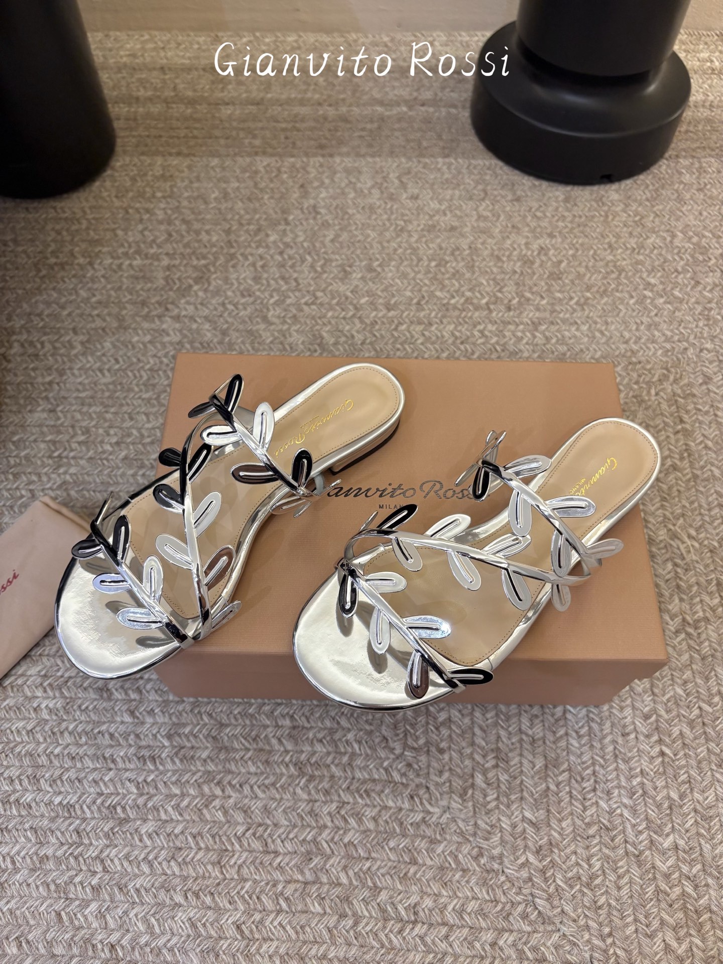 Gianvito Ross*26ss夏季新款藤蔓平底凉拖这款叶子凉拖，以品牌标志性的优雅美学为基底，用叶
